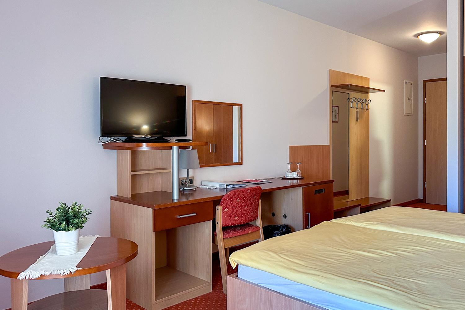 Double Room with Balcony (2 Adults + 1 Child) - Photo 4