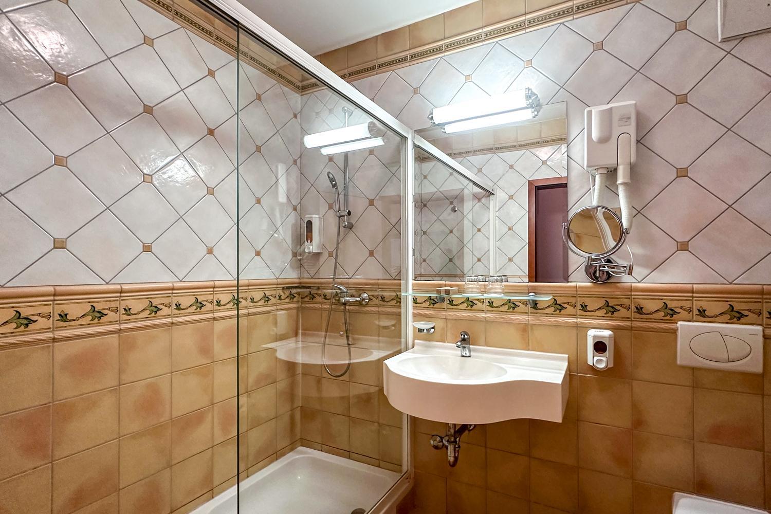 Double Room with Balcony (2 Adults + 1 Child) - Photo 22
