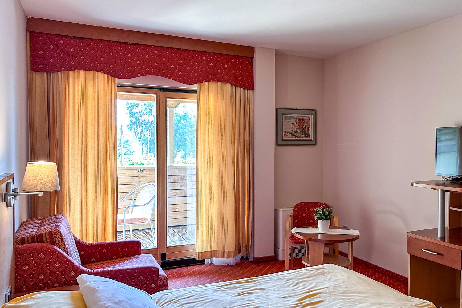Double Room with Balcony (2 Adults + 1 Child) - Photo 16