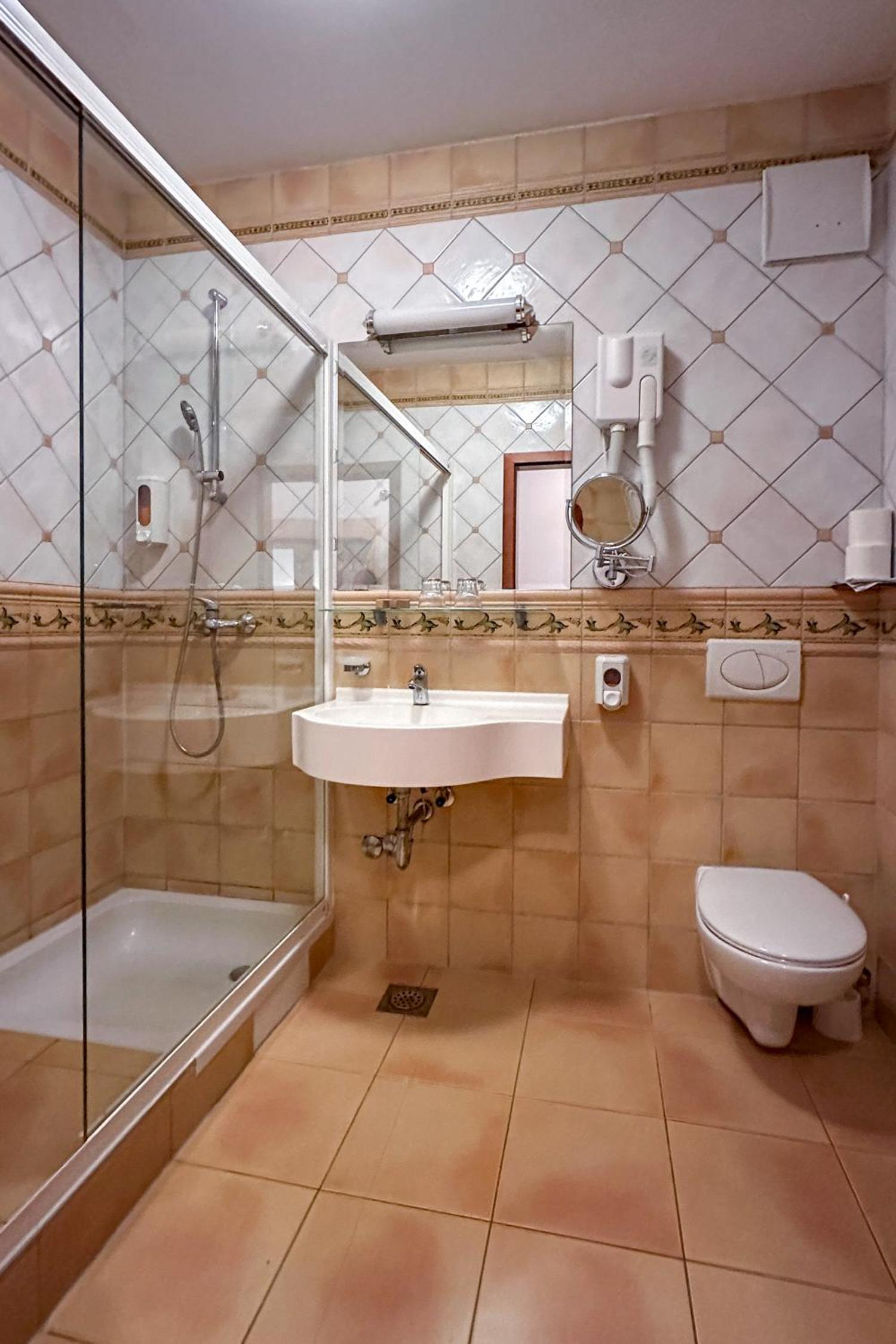 Double Room with Balcony (2 Adults + 1 Child) - Photo 9