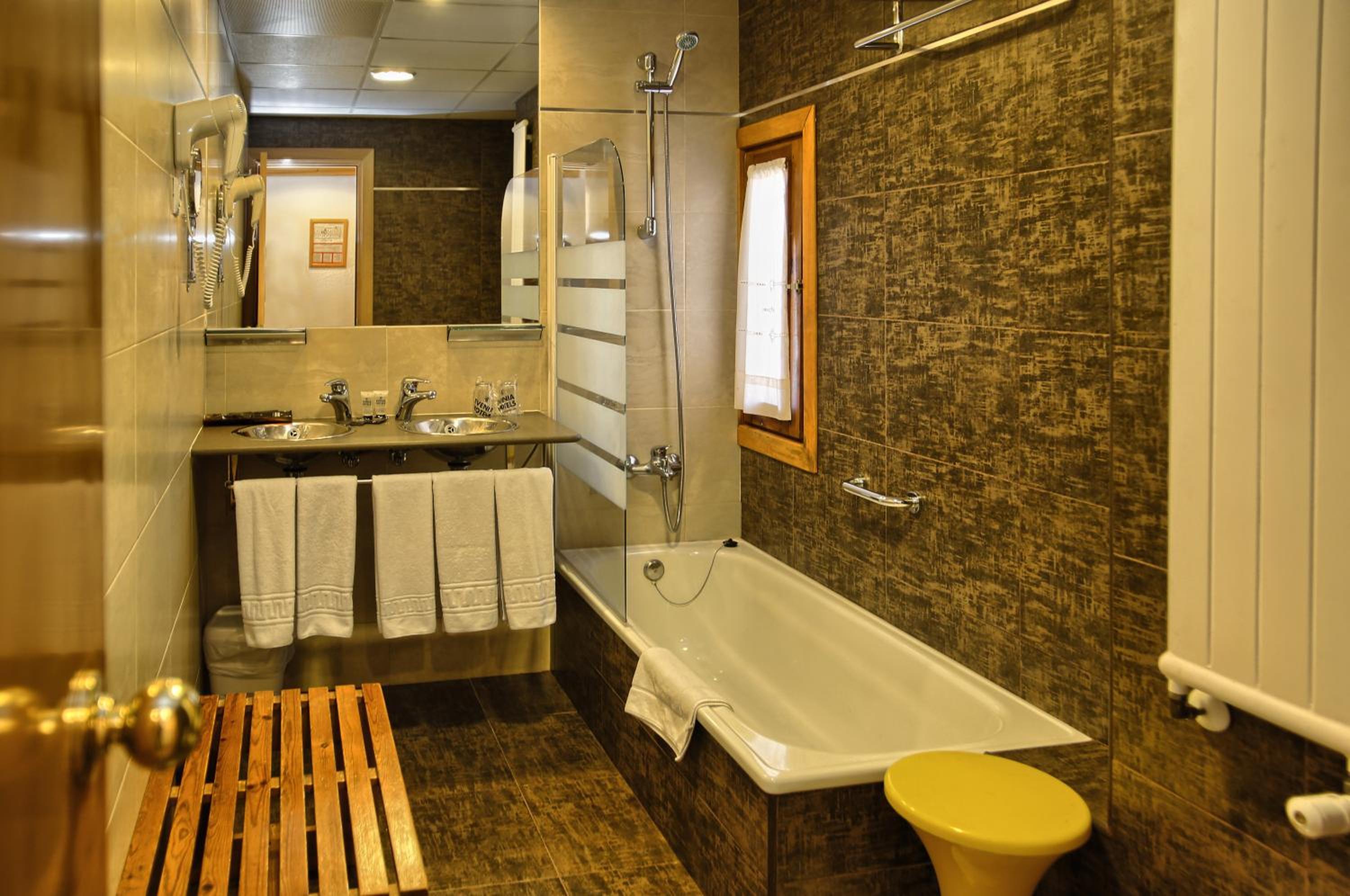 Double or Twin Room - Photo 7
