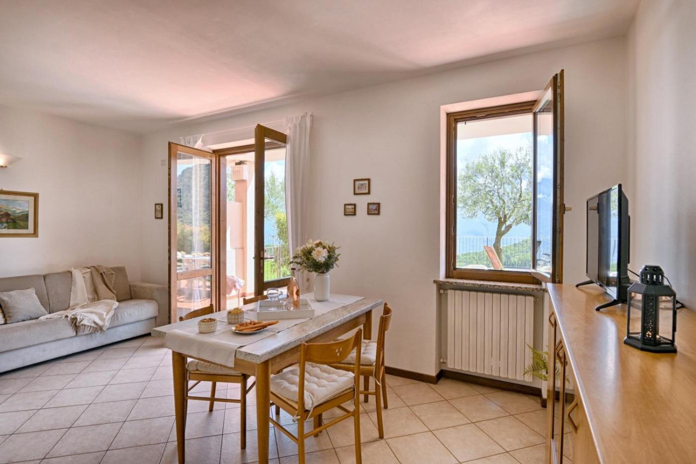 Apartment with Lake View