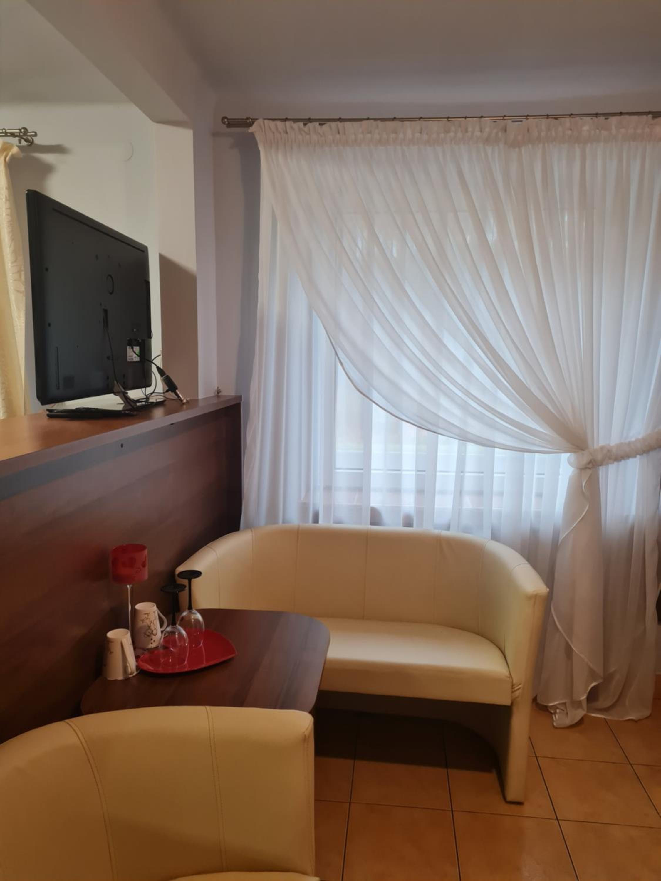 Large Double Room - Photo 3