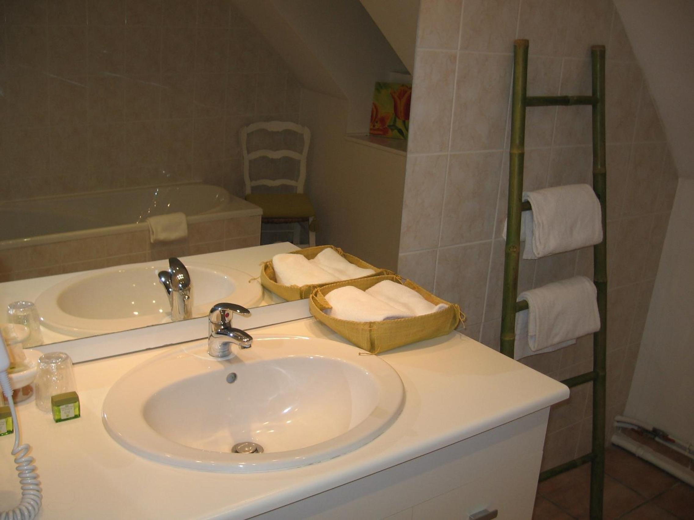Large Double Room - Photo 5
