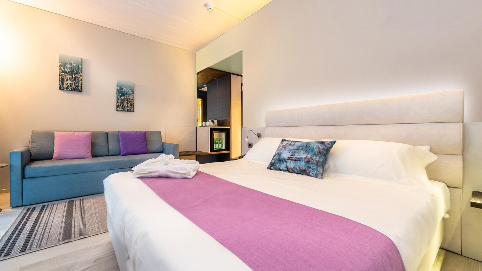 Junior Suite with Lake View - Photo 1