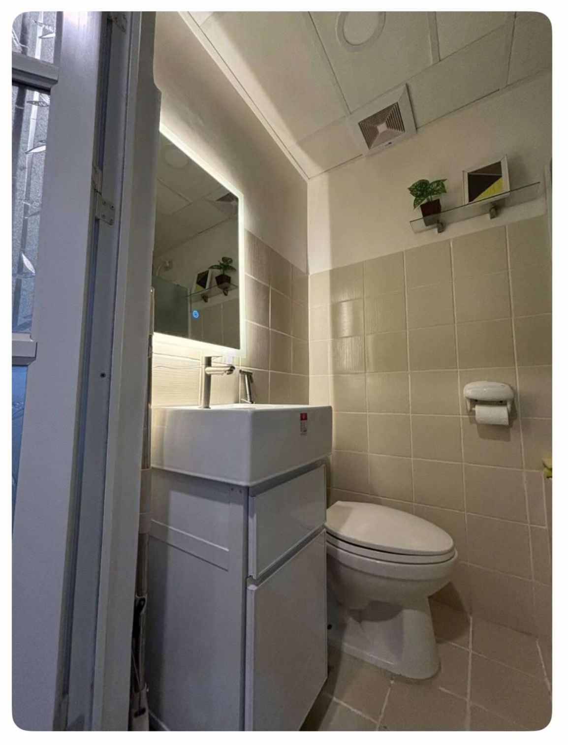 Studio Apartment with Queen Bed photo 2