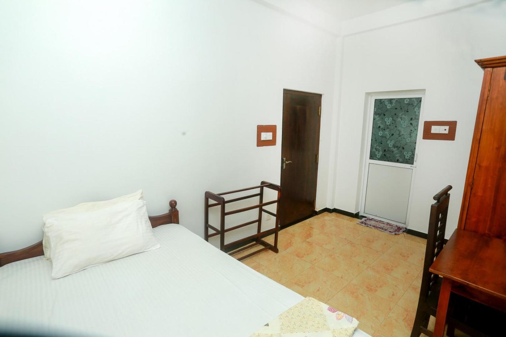 Single Room with Bathroom photo 1