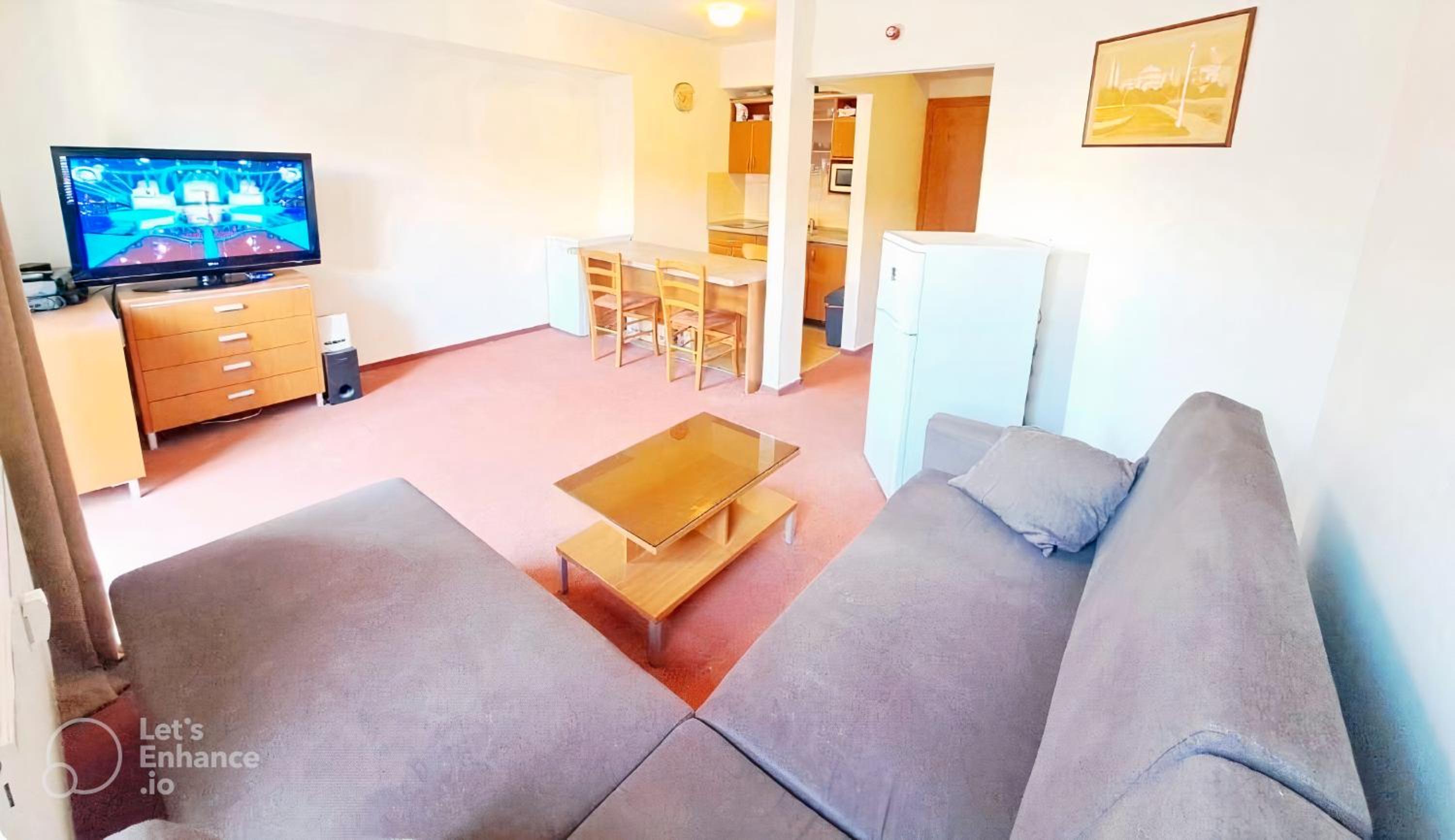 One-Bedroom Apartment photo 2