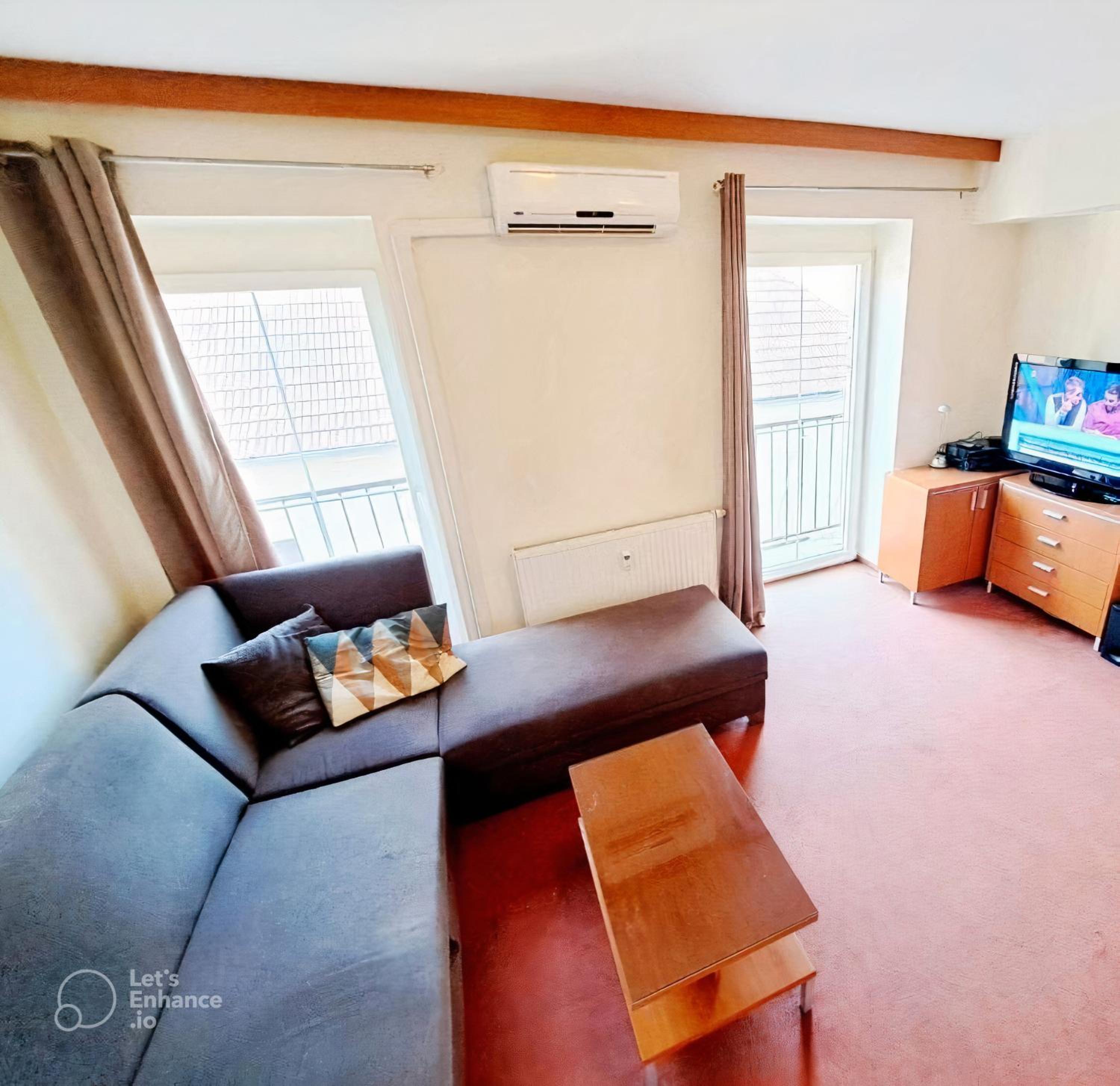One-Bedroom Apartment photo 1