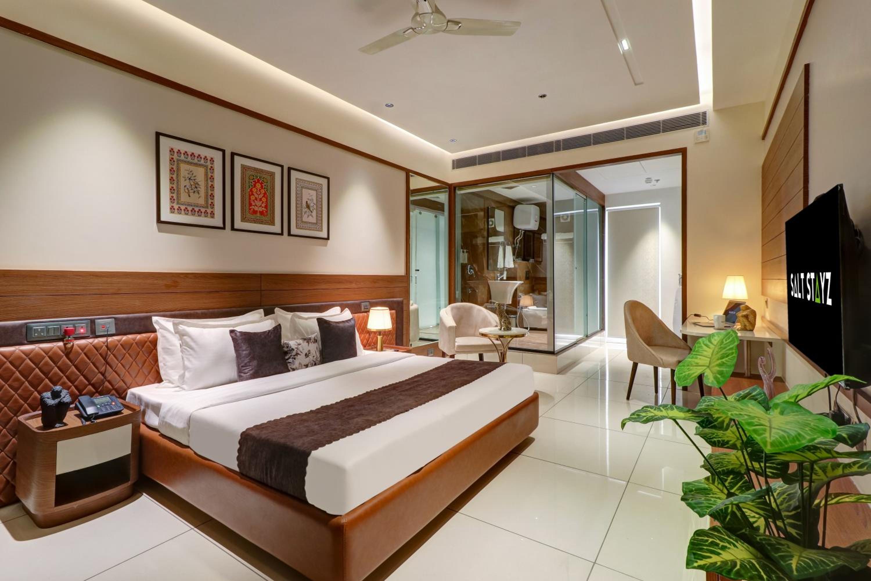 Luxury Suite with Private Balcony and Kitchennate
