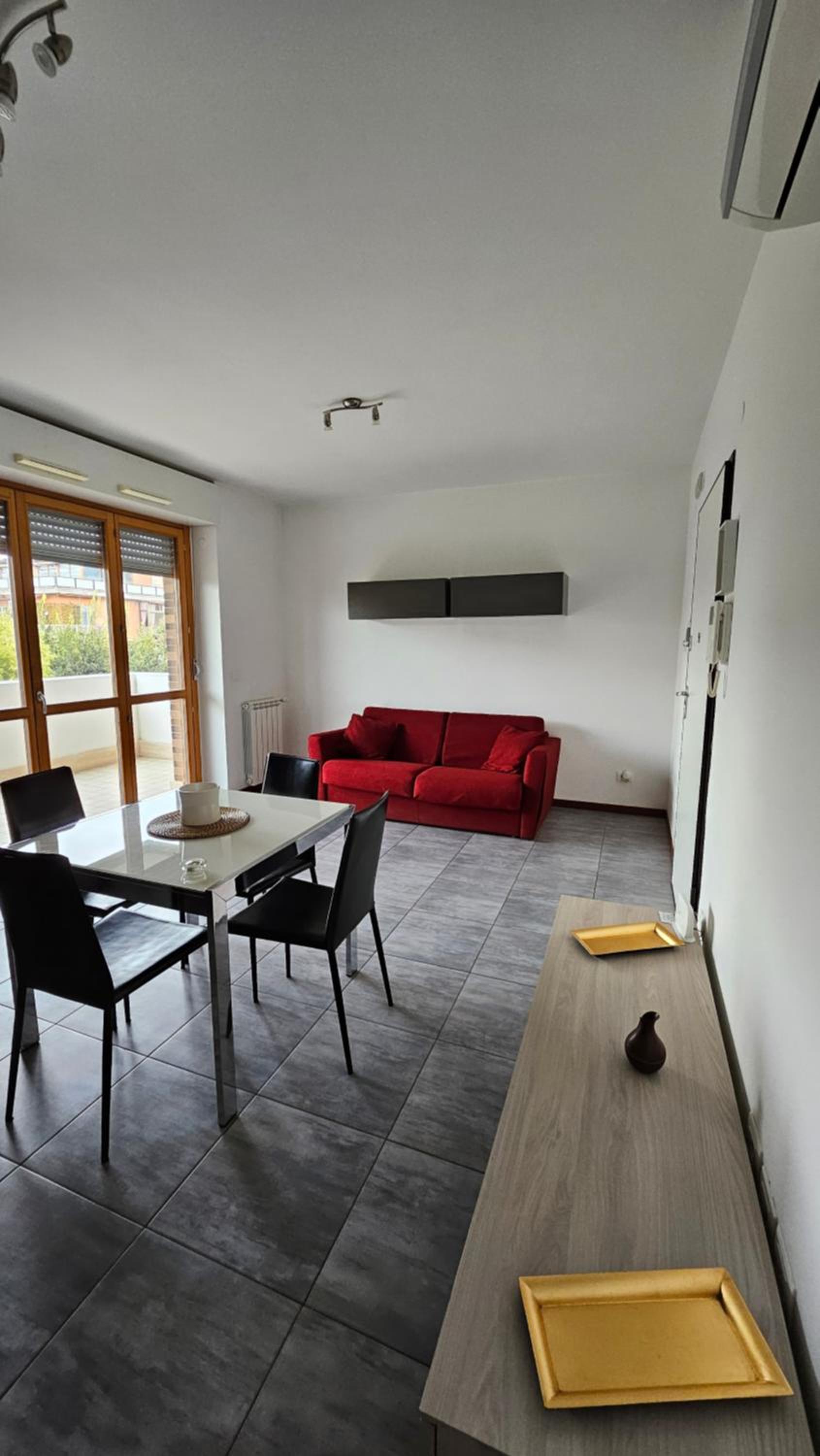 One-Bedroom Apartment photo 1