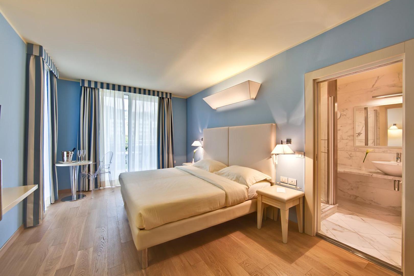Standard Double or Twin Room with Balcony - Photo 11