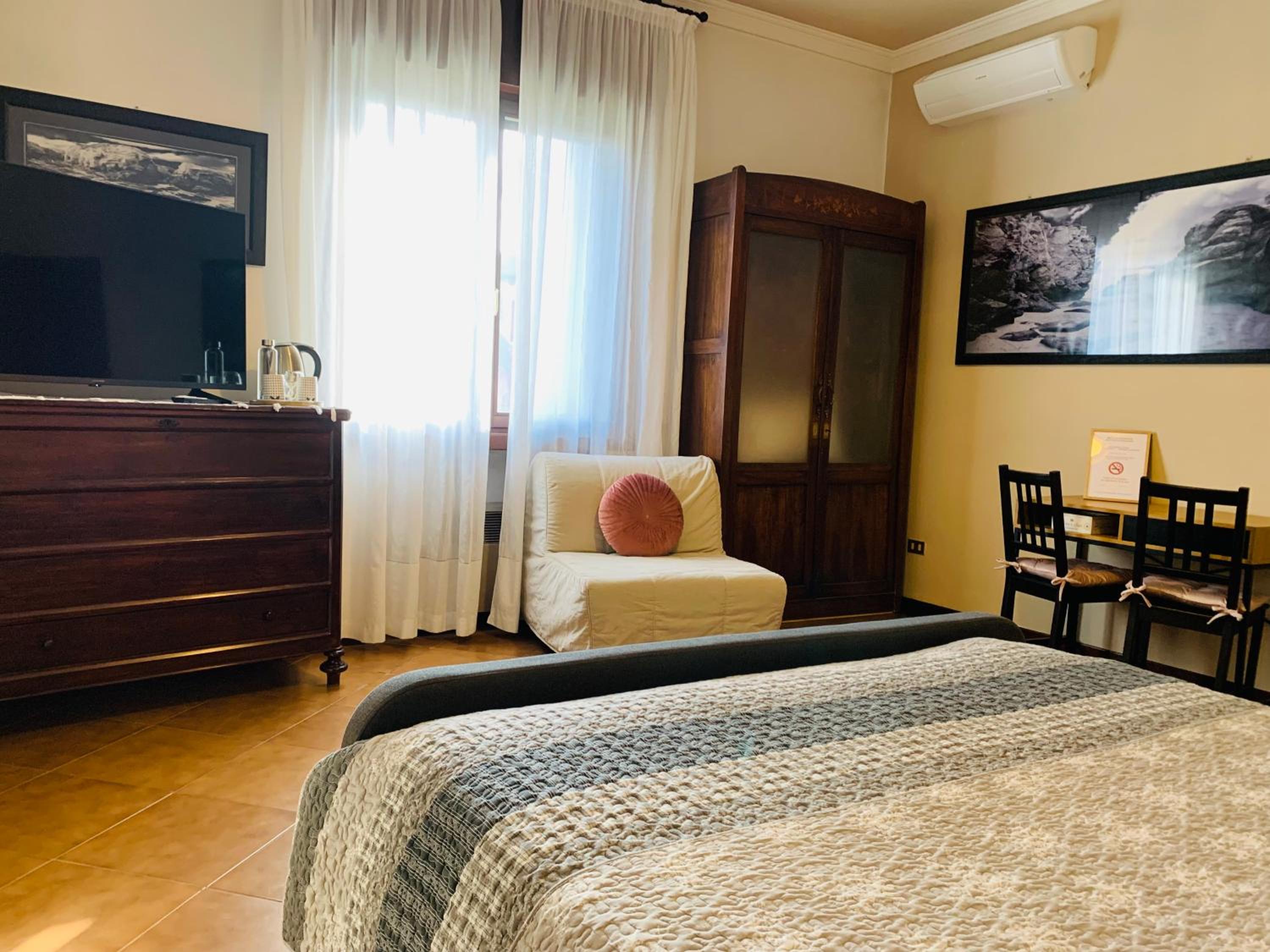 Double Room with Private Bathroom photo 2