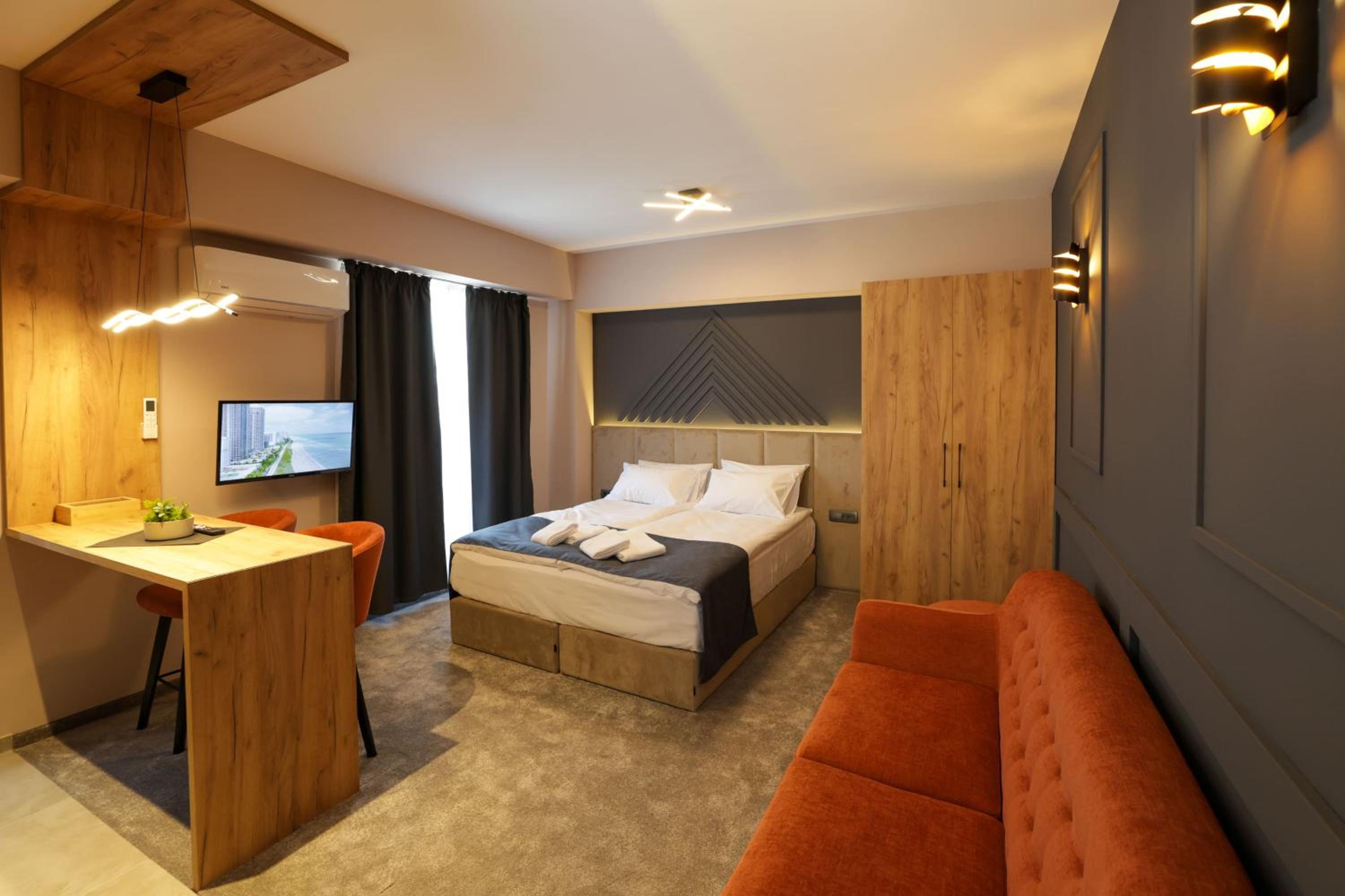 Deluxe Double Room Free Airport Shuttle