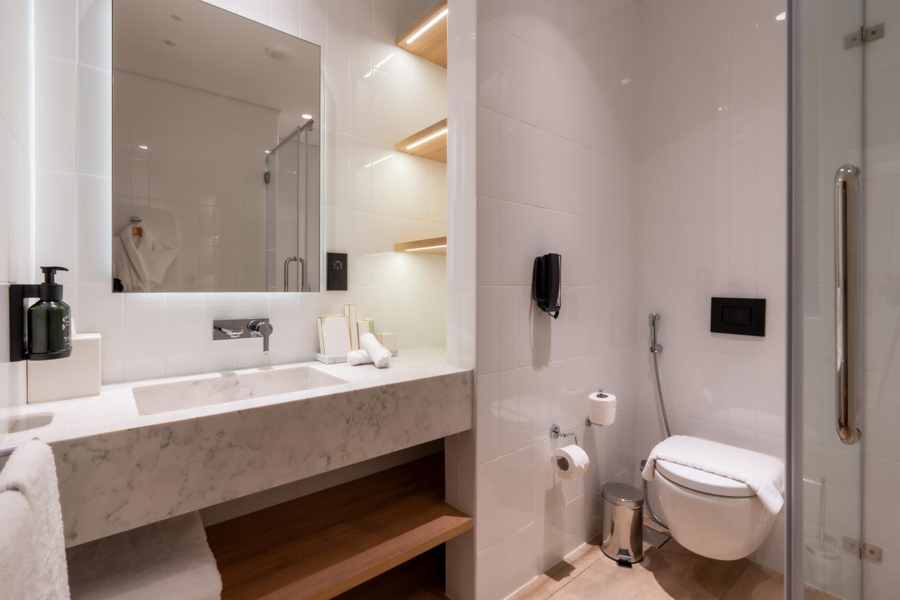 Deluxe King Room - Photo 6
