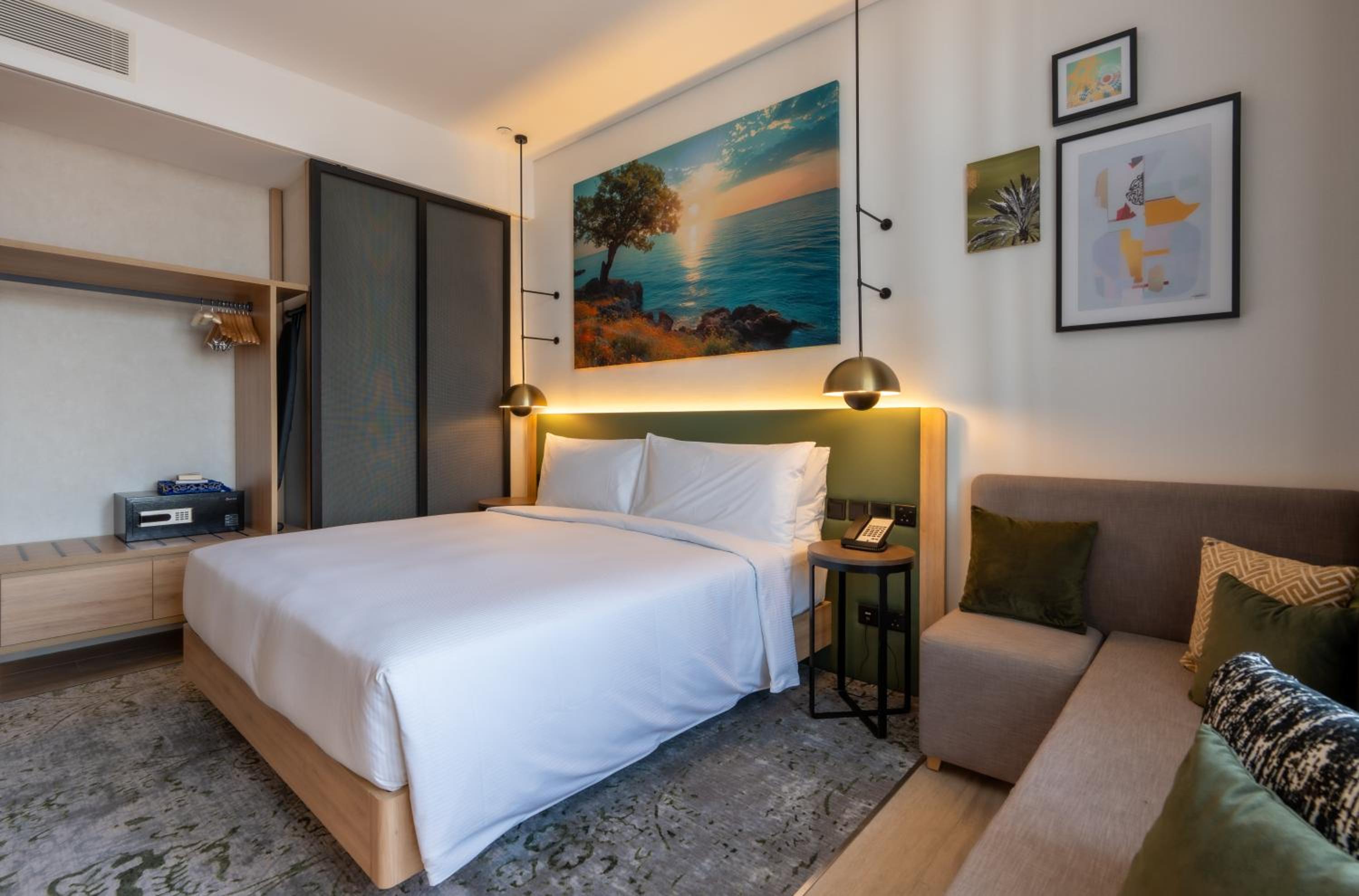 Deluxe King Room - Photo 4