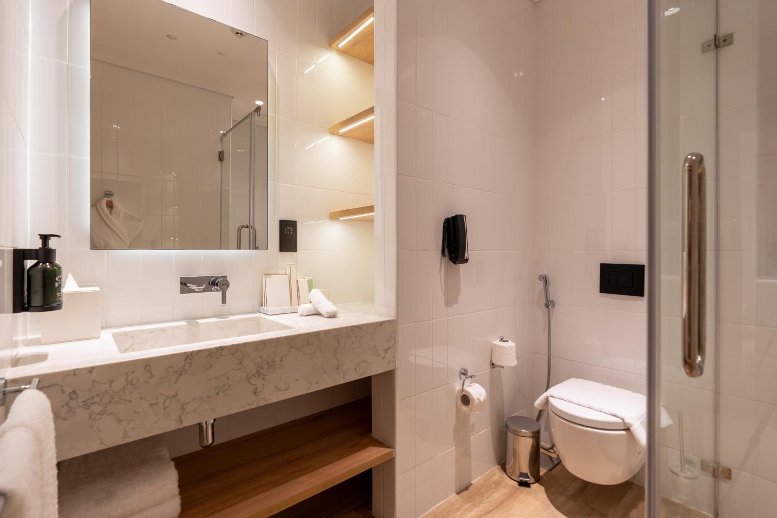 Deluxe Suite - Photo 8