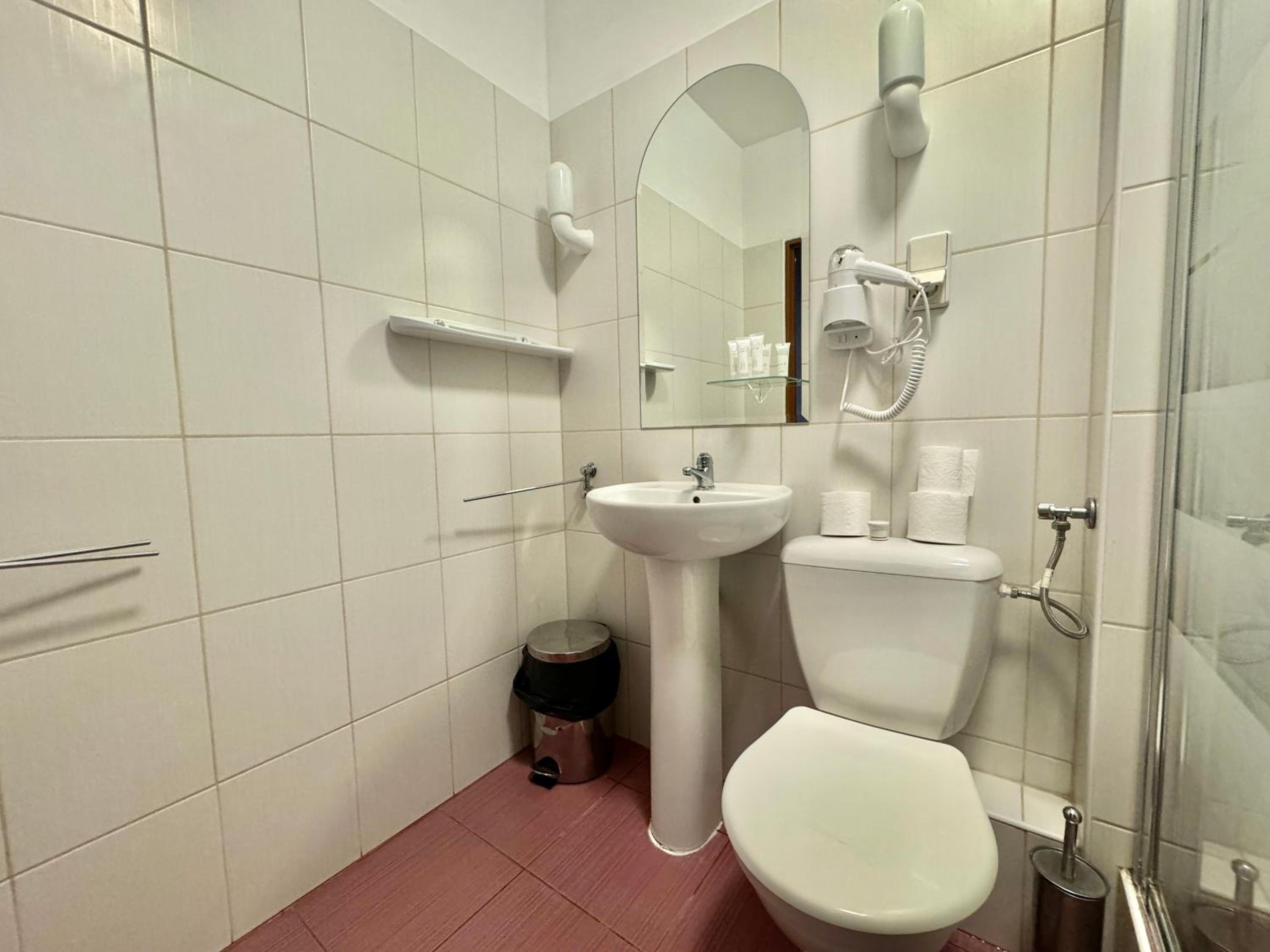 Economy Triple Room - Photo 5