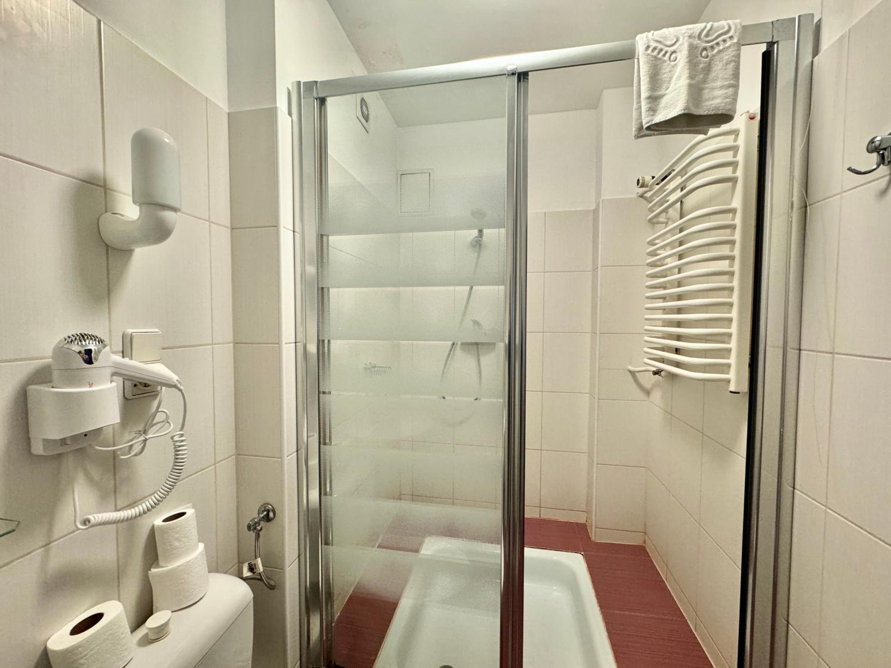 Economy Triple Room - Photo 7