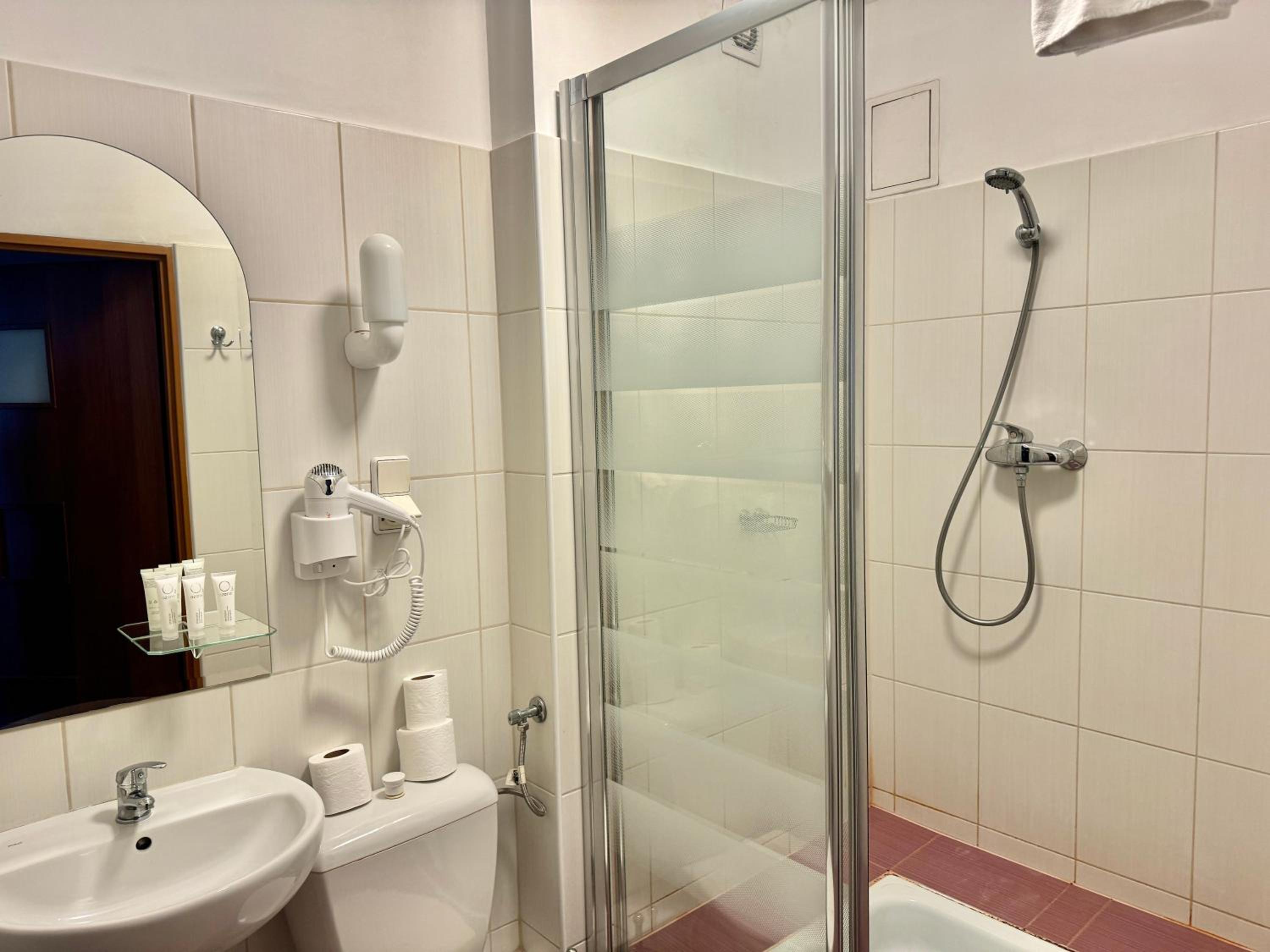Economy Triple Room - Photo 8