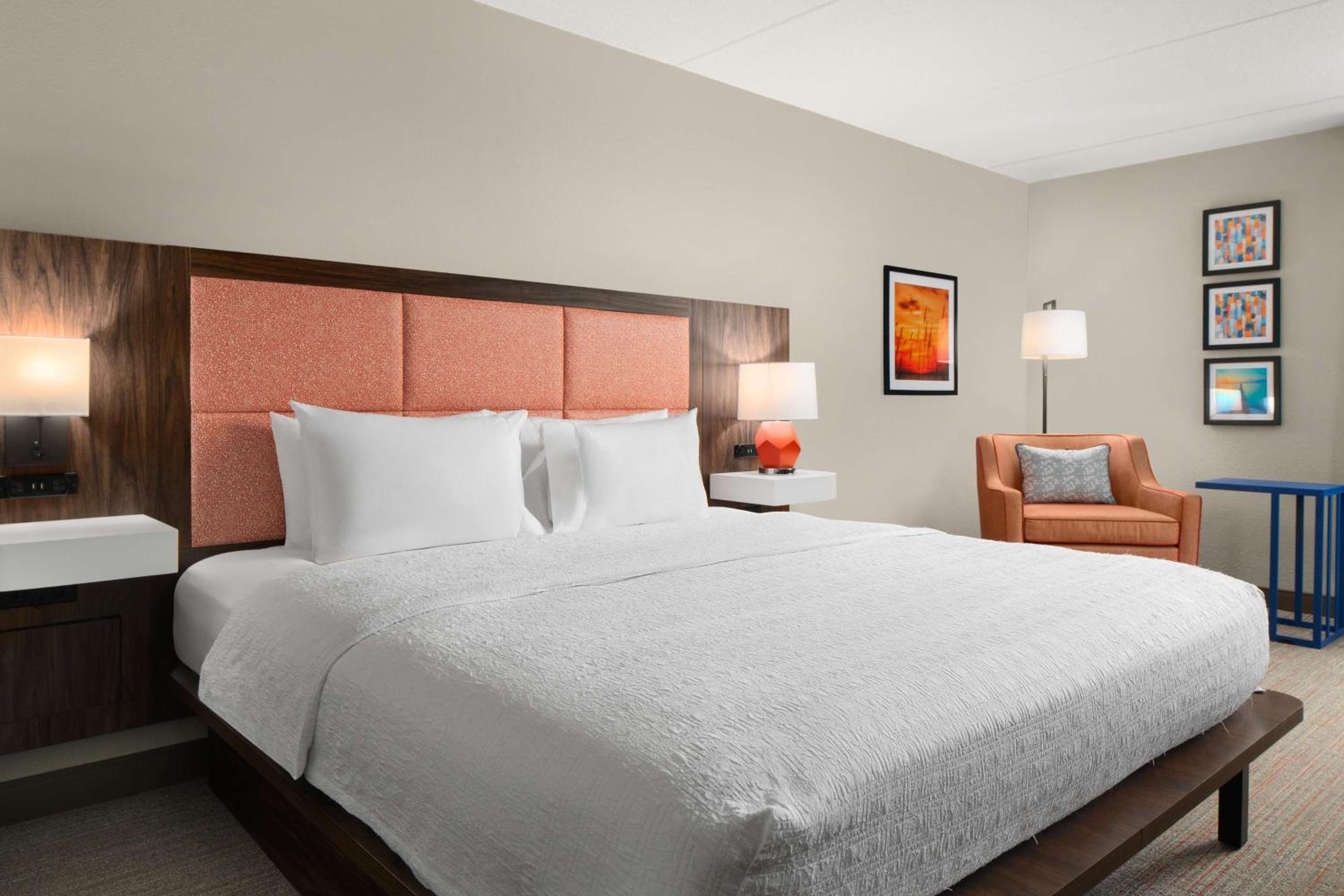 King Room with King Bed - Non-Smoking - Photo 1