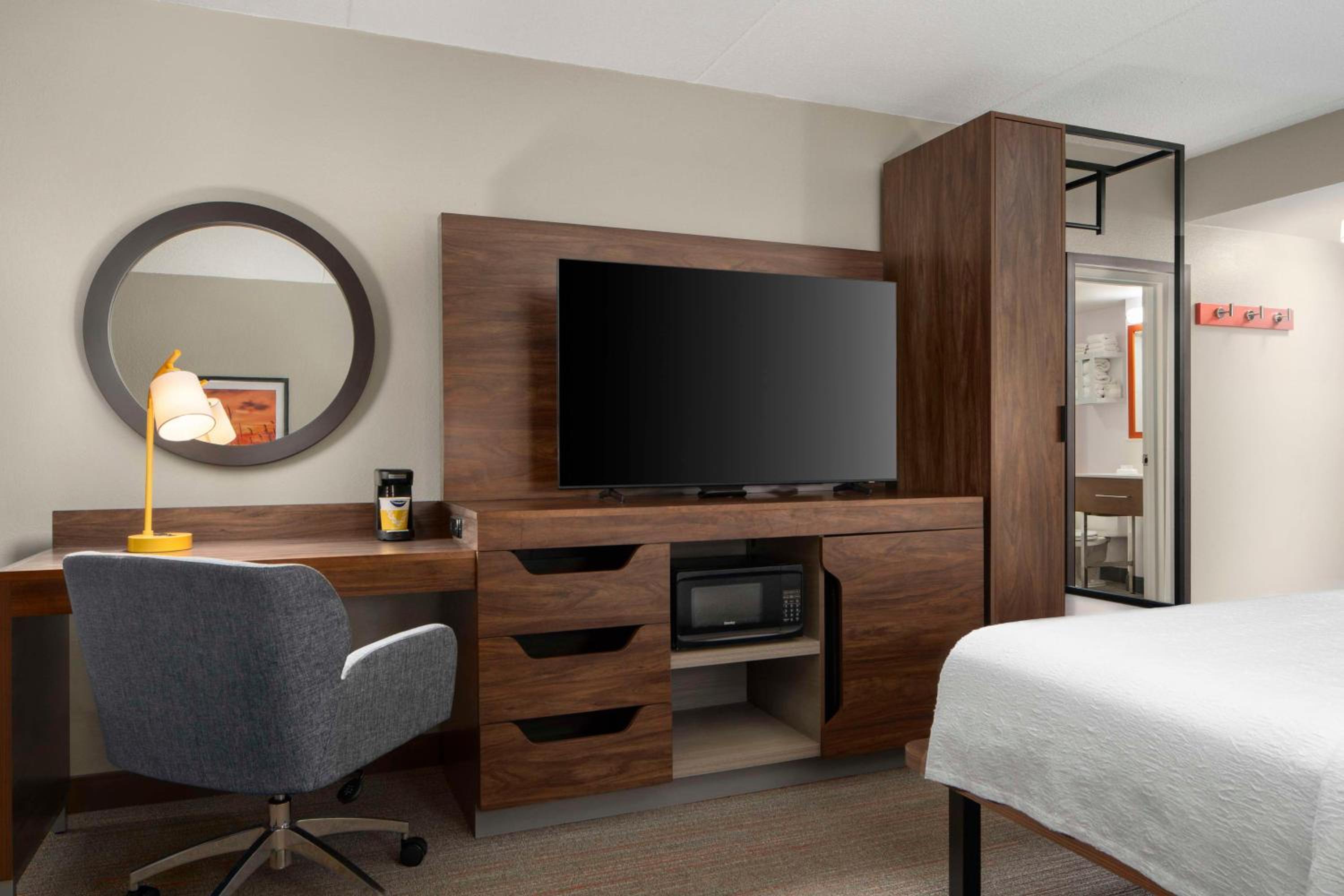 King Room with King Bed - Non-Smoking - Photo 3