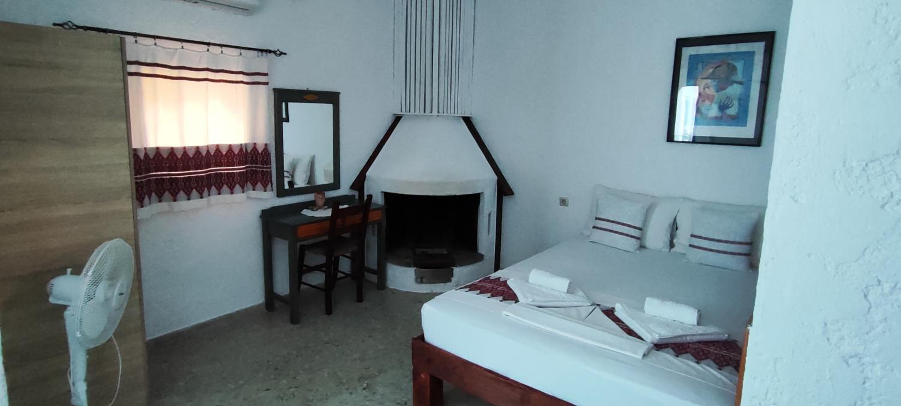 Large Double Room - Photo 3