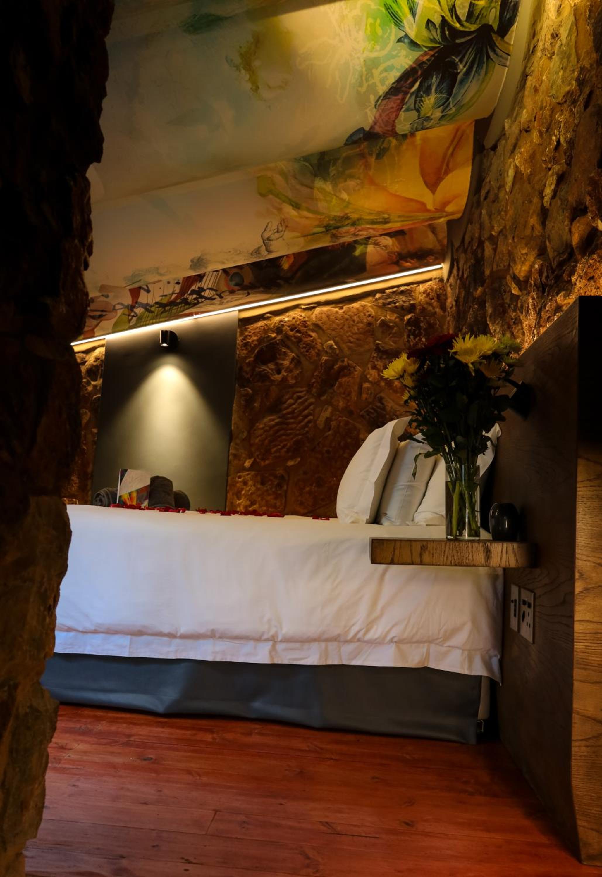 Honeymoon Suite - Photo 14