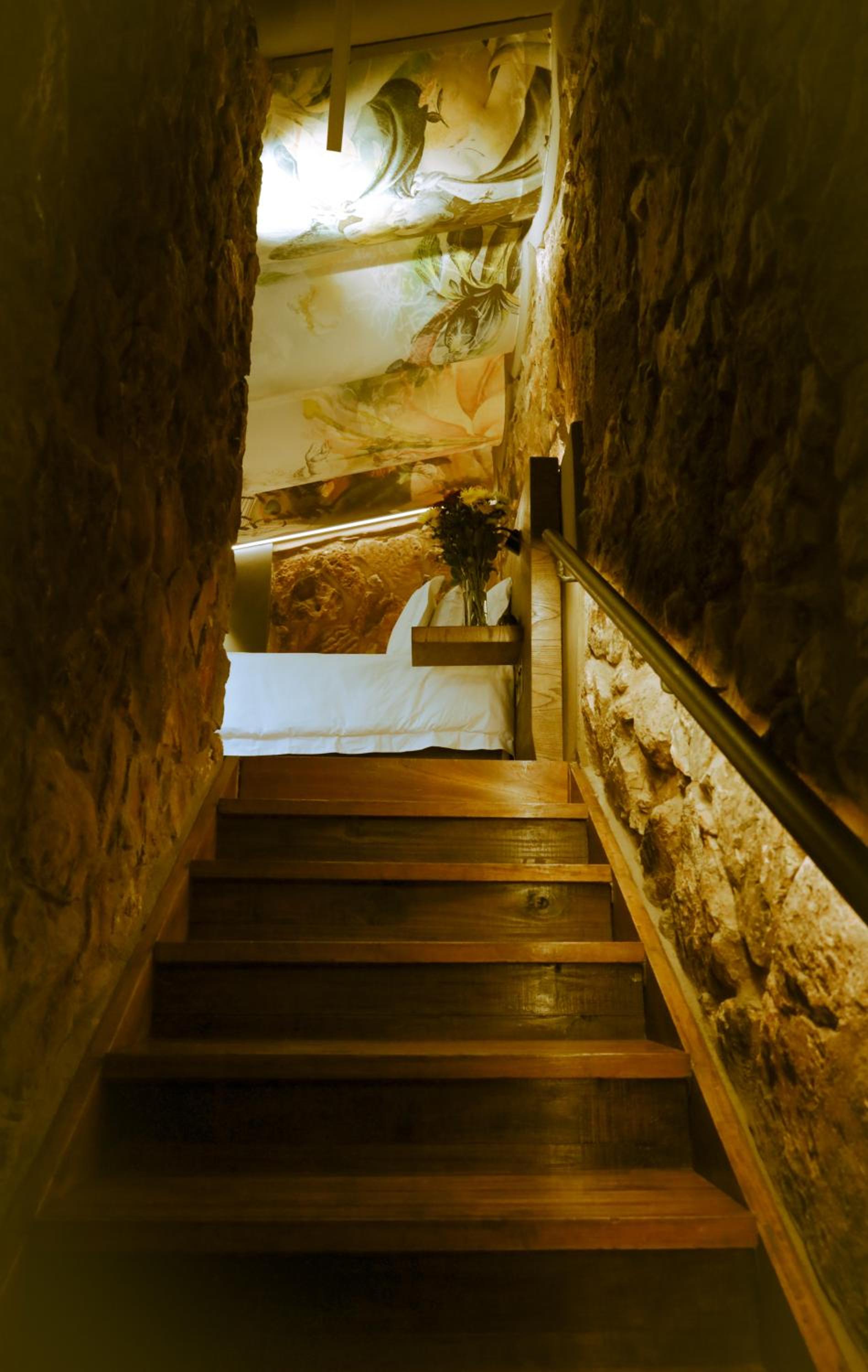 Honeymoon Suite - Photo 17
