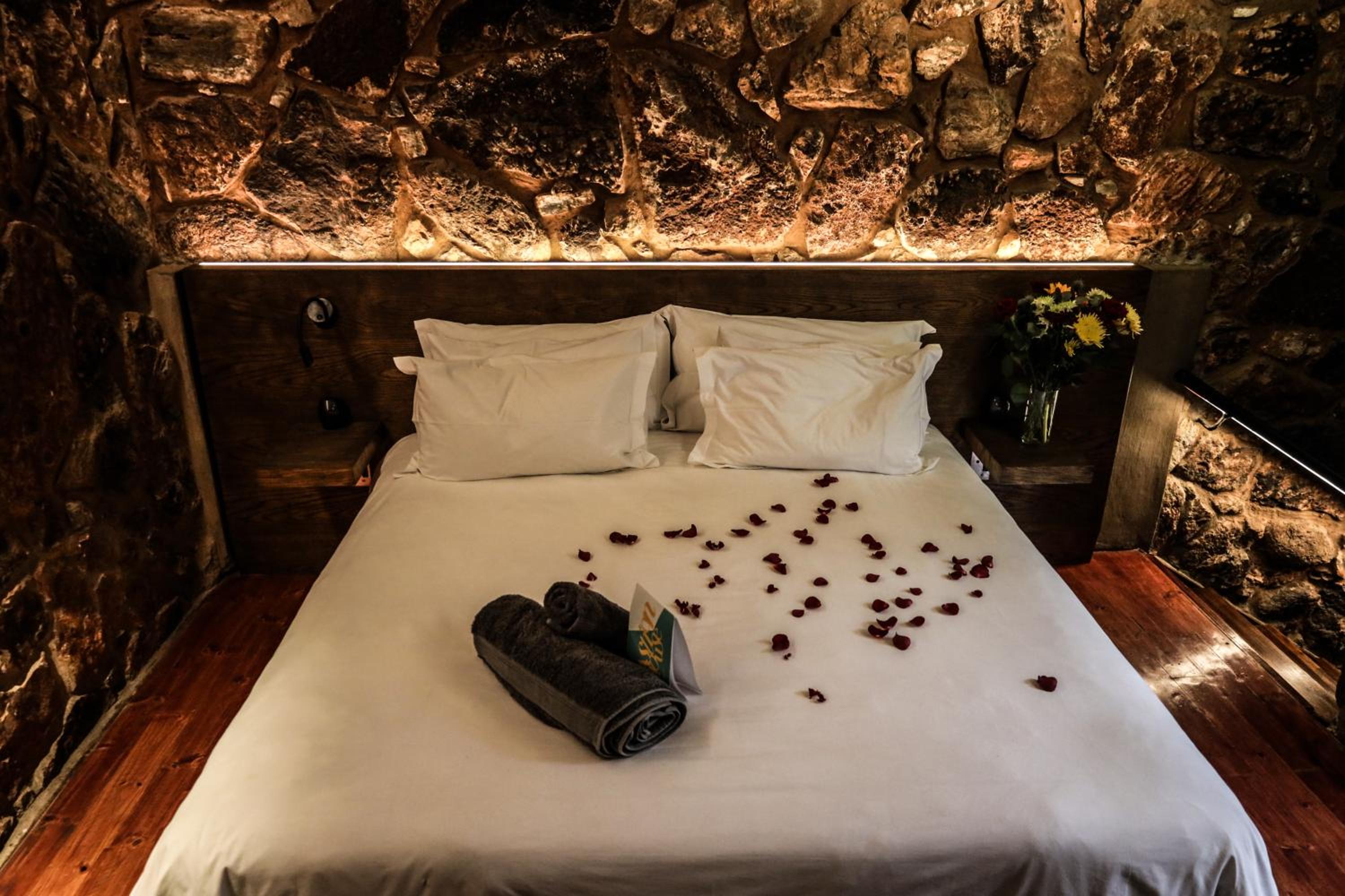 Honeymoon Suite - Photo 16