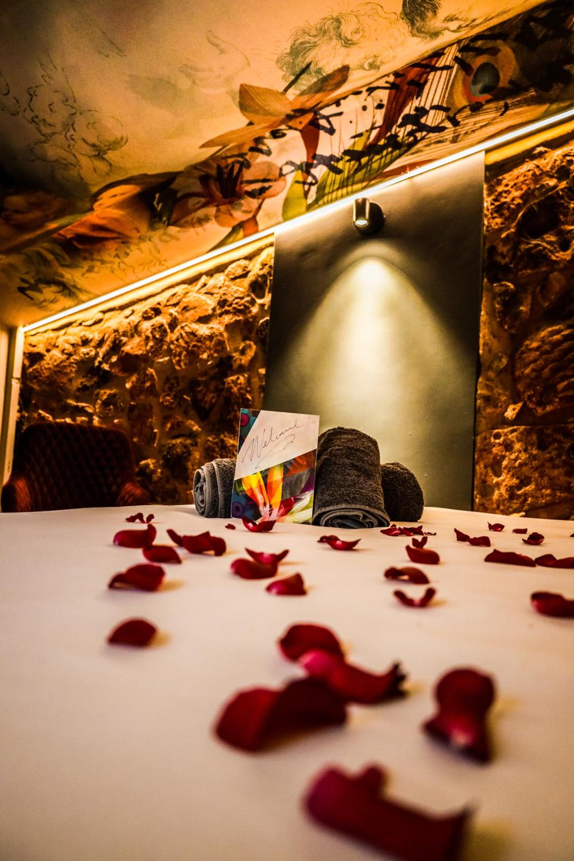 Honeymoon Suite - Photo 15
