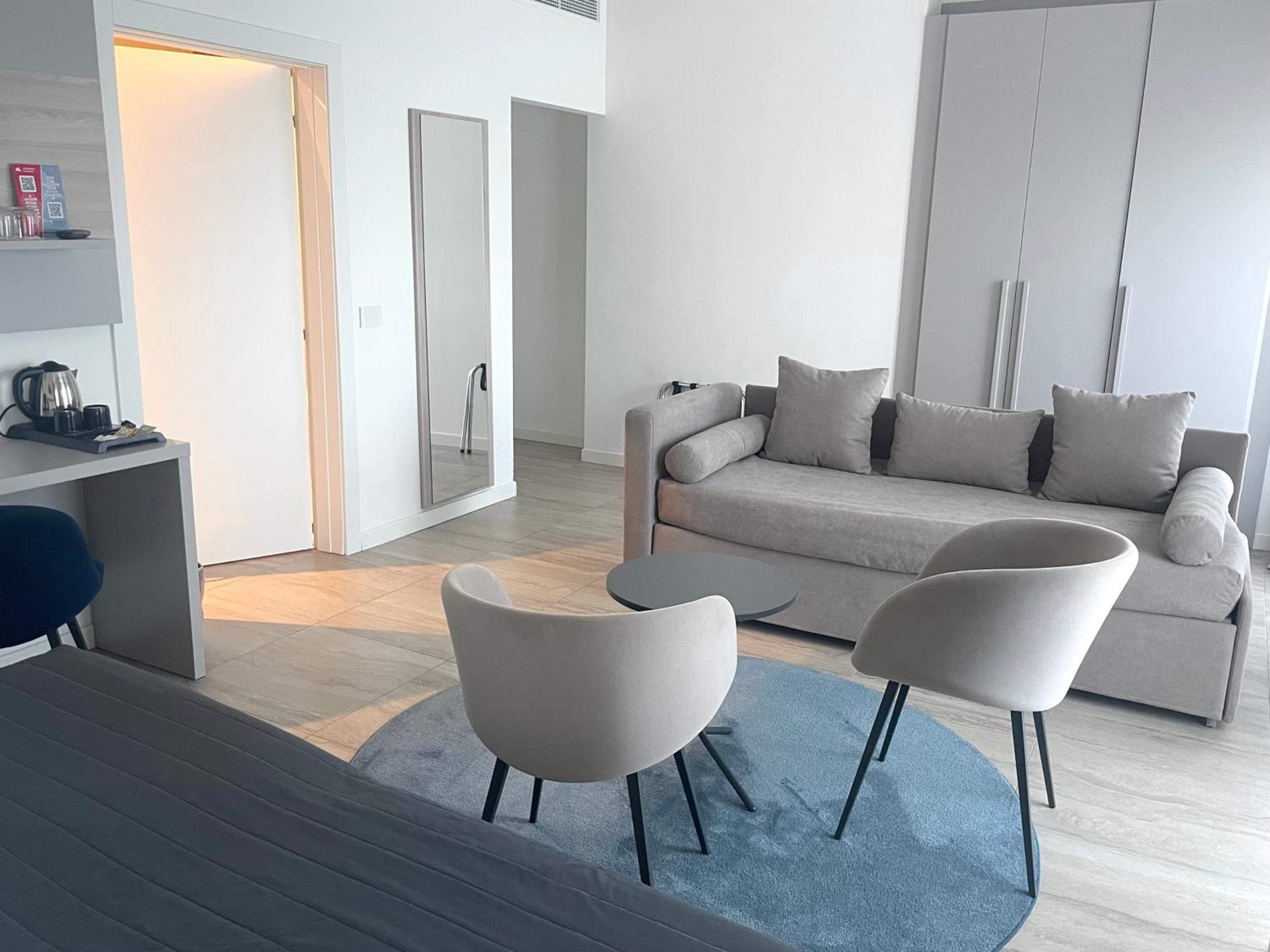 Family Room with Terrace thumbnail 6