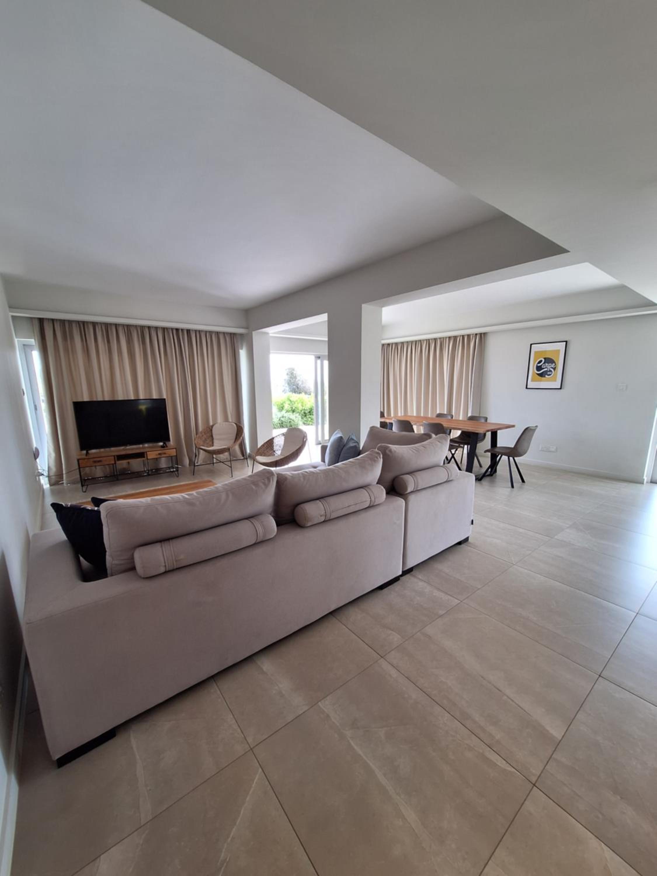 Ground Floor Three-Bedroom Apartment with Sea View photo 3