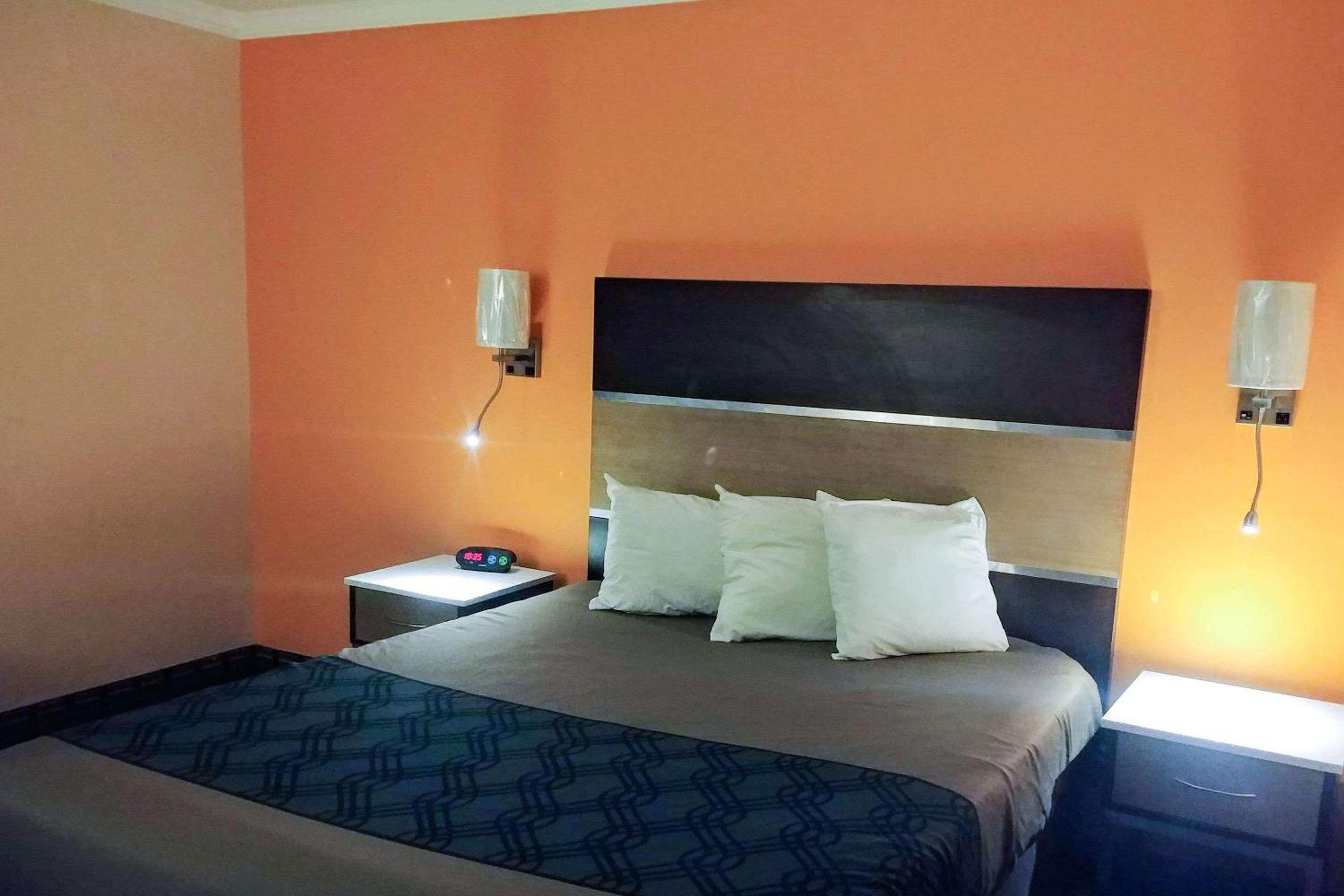 Queen Room - Non-Smoking - Photo 1