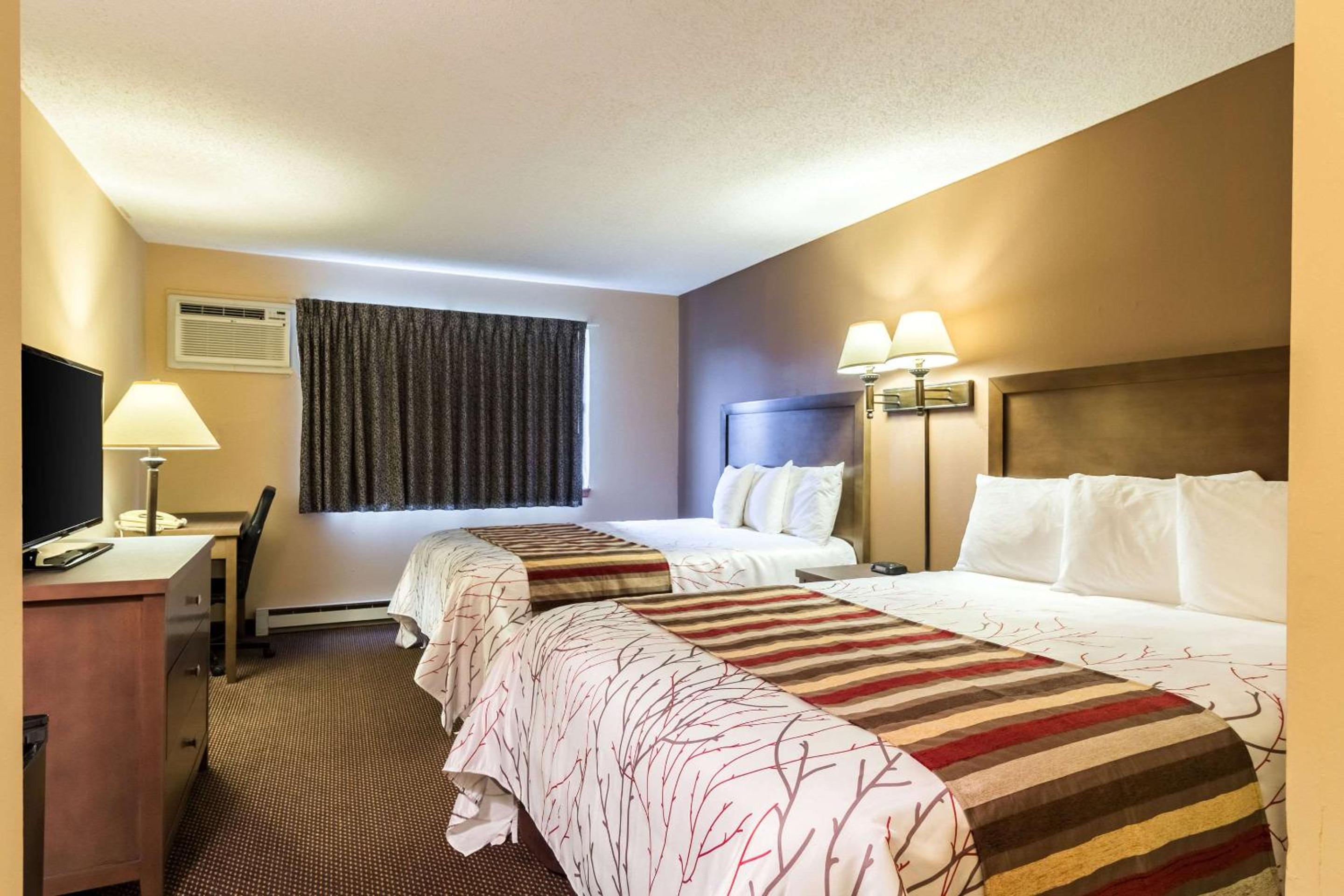 Queen Room with Two Queen Beds - Non-Smoking - Photo 5