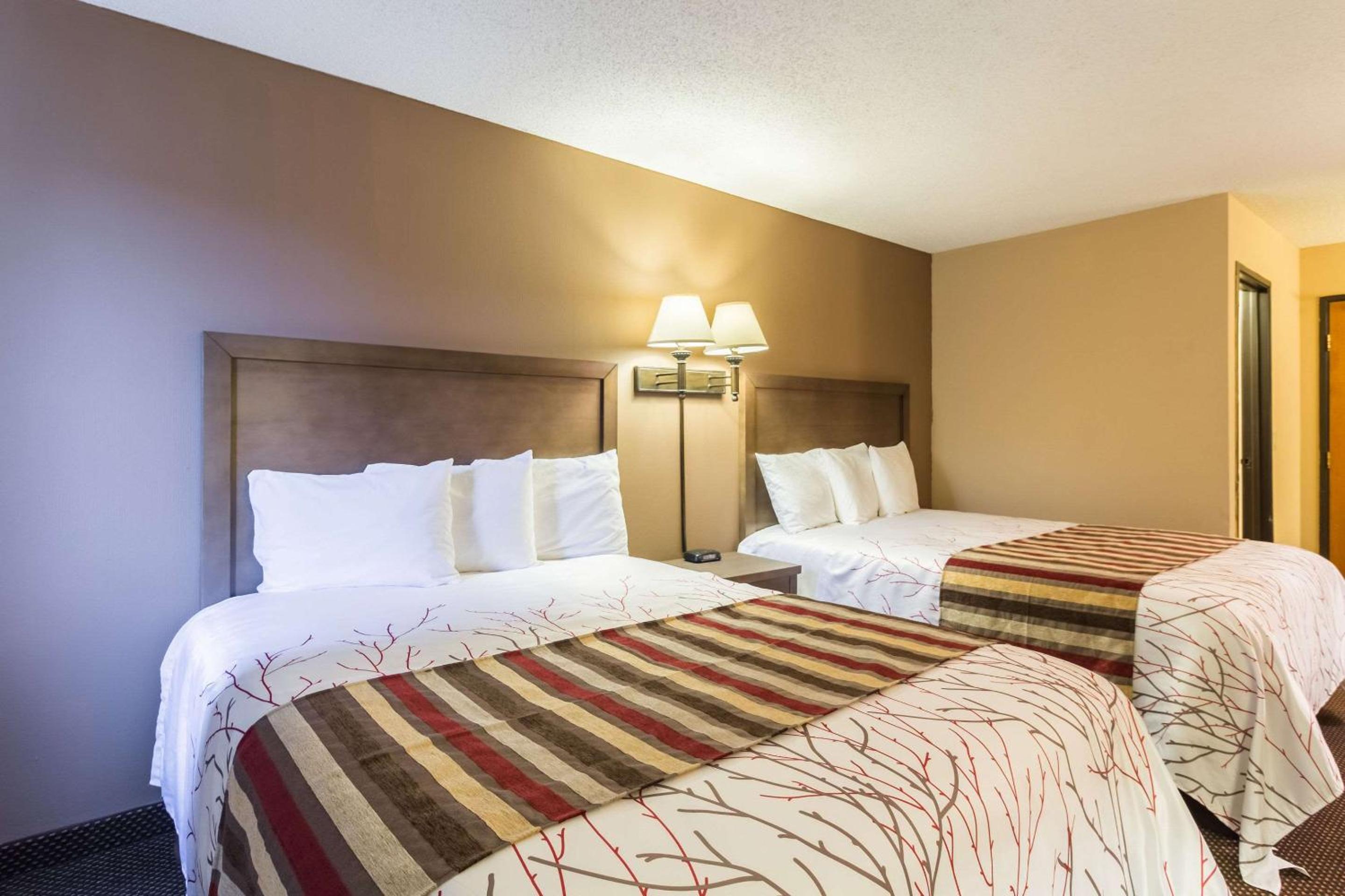 Queen Room with Two Queen Beds - Non-Smoking - Photo 1