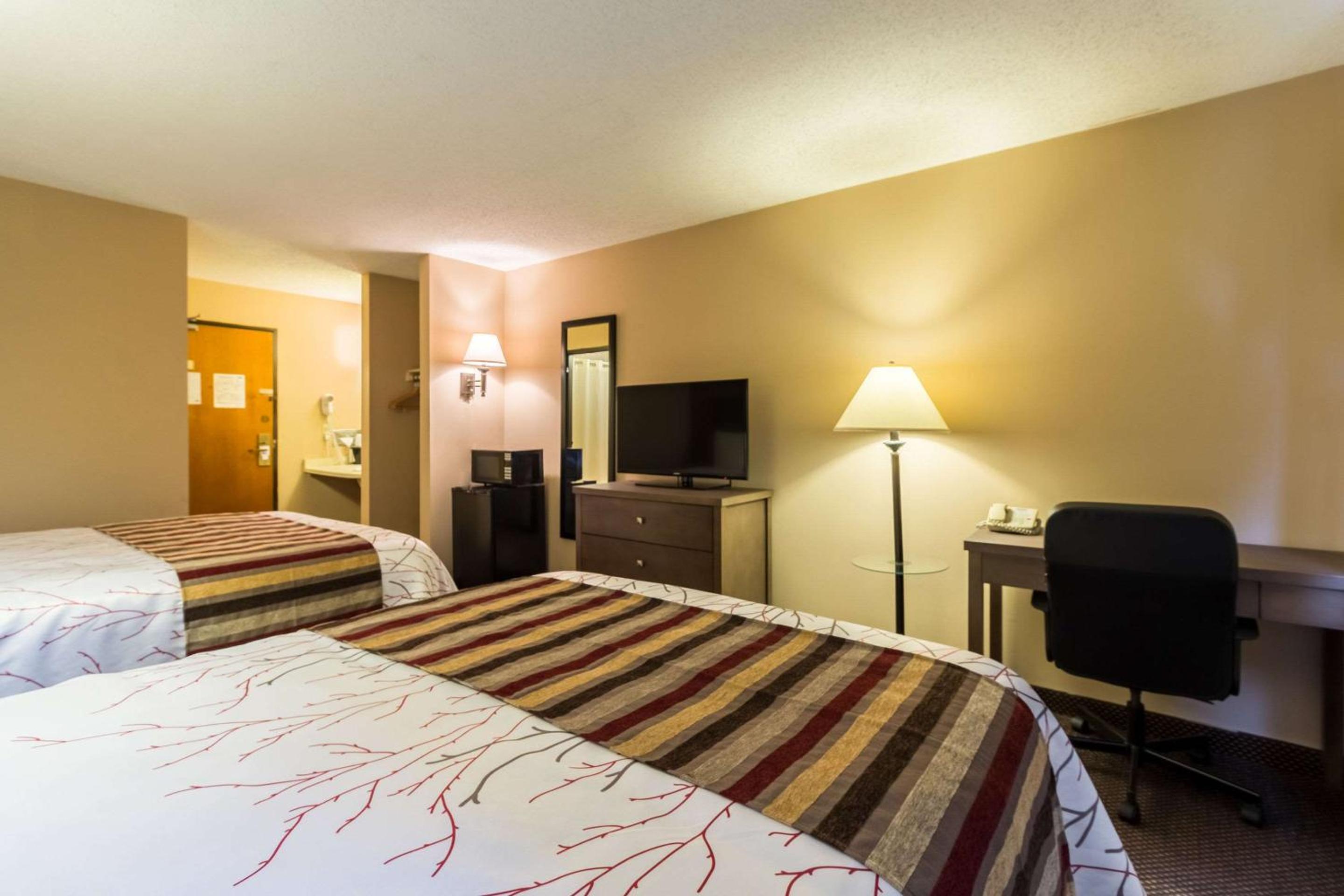Queen Room with Two Queen Beds - Non-Smoking - Photo 4