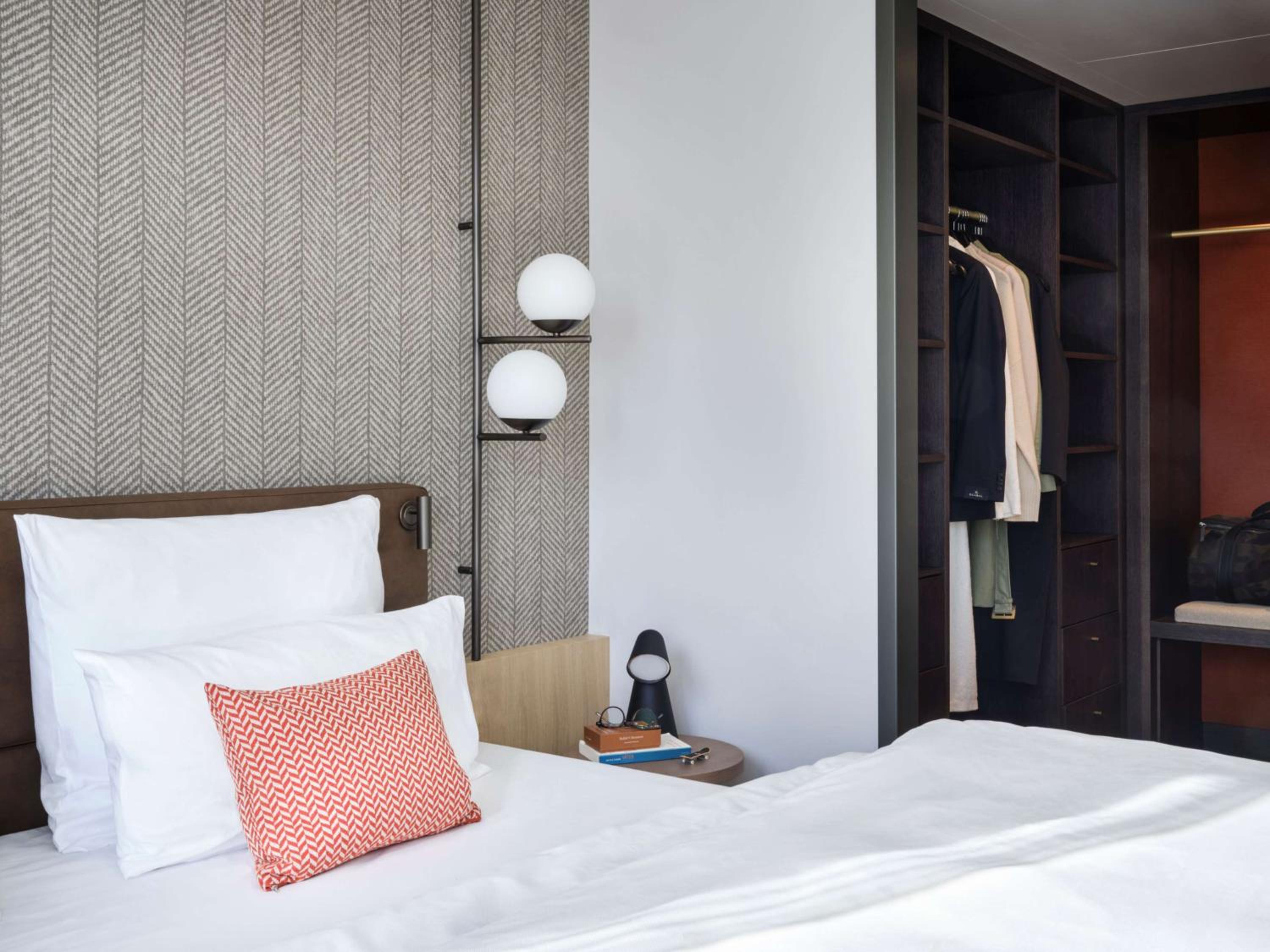 Suite - Photo 1