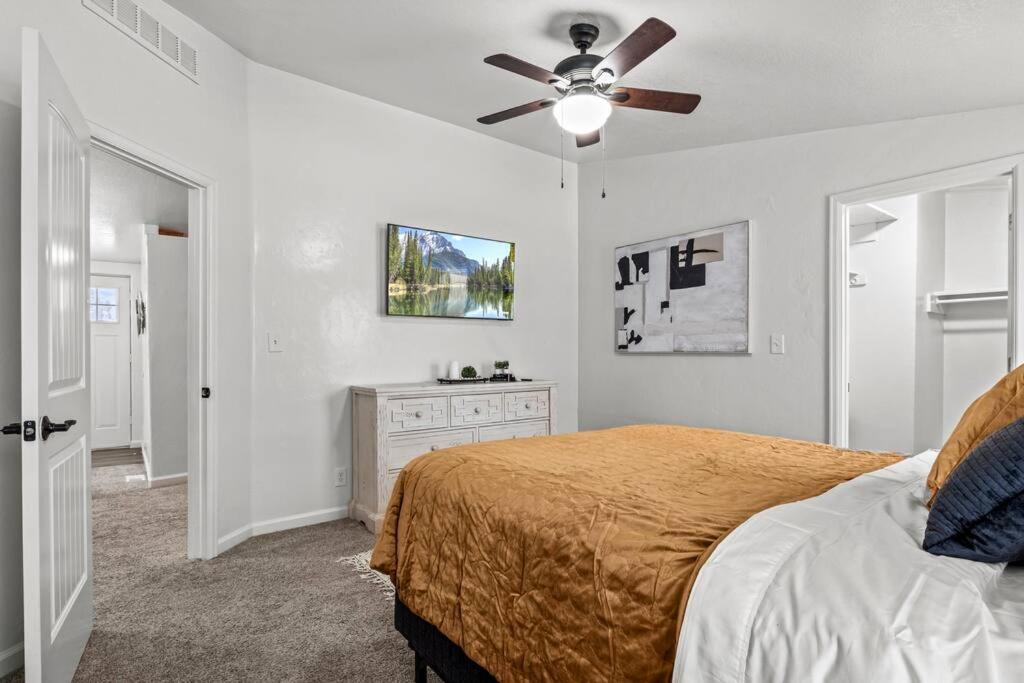 Three-Bedroom House photo 3