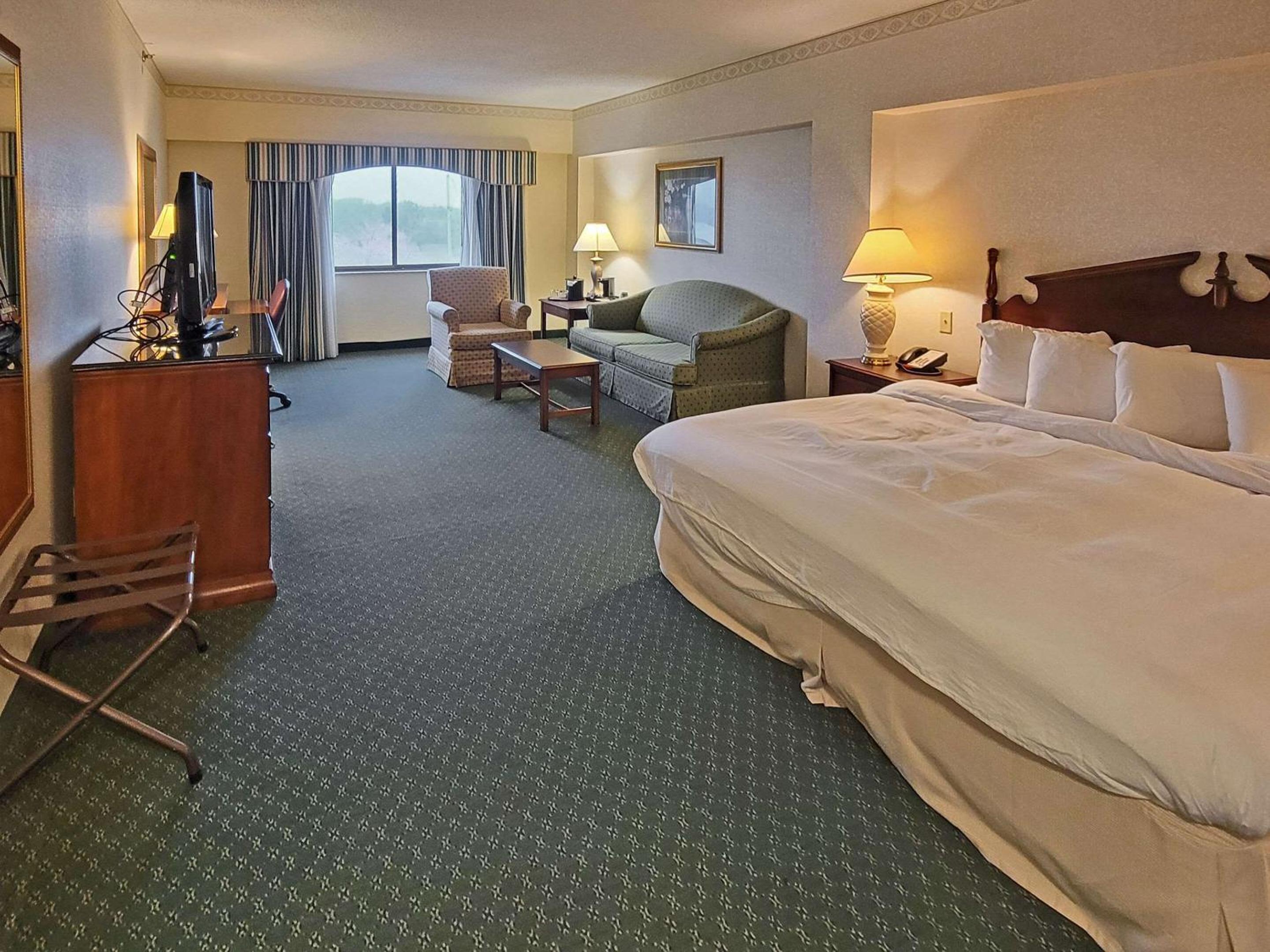 King Room with Sofa Bed - Non-Smoking - Photo 1