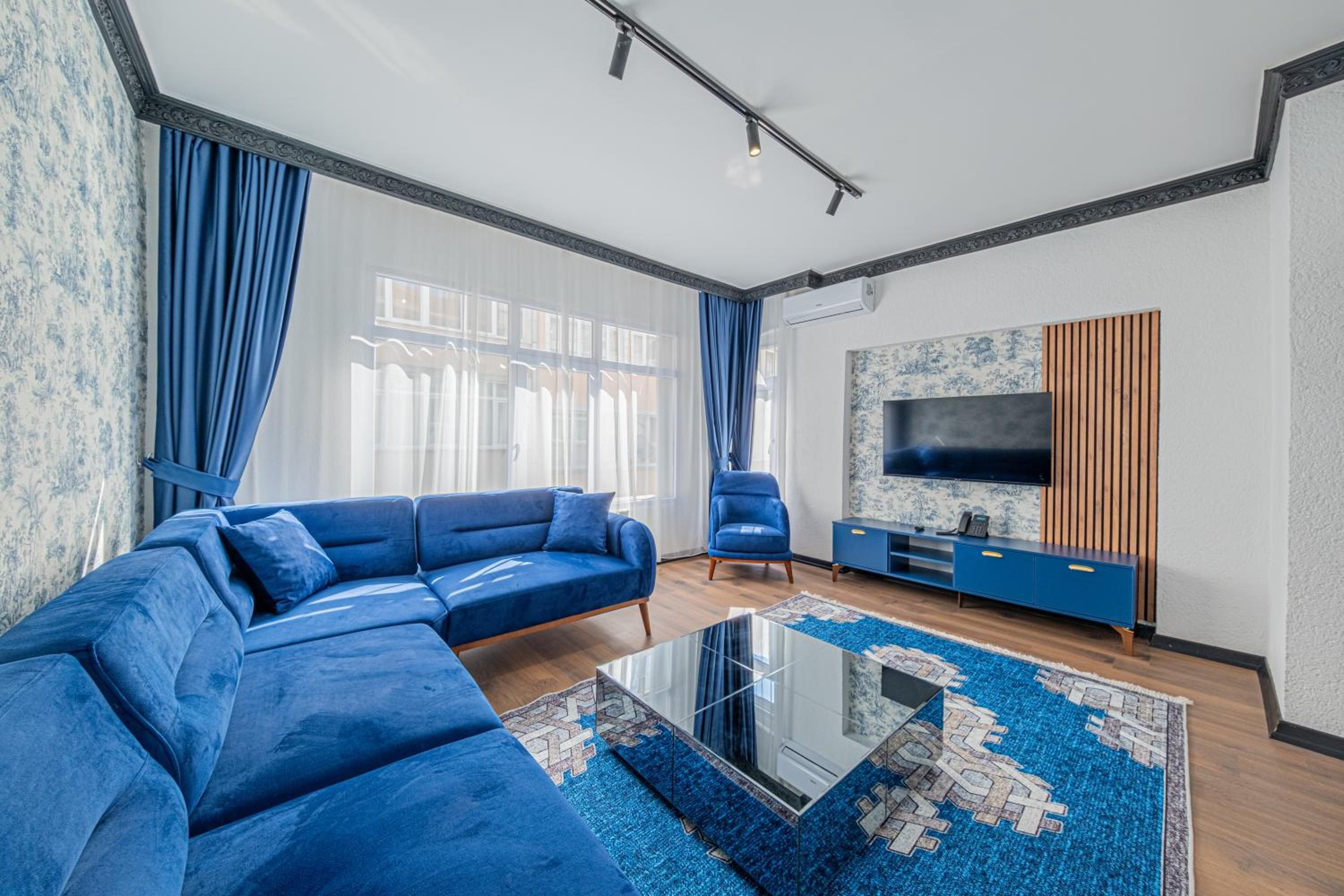 Three-Bedroom Apartment with Balcony photo 1