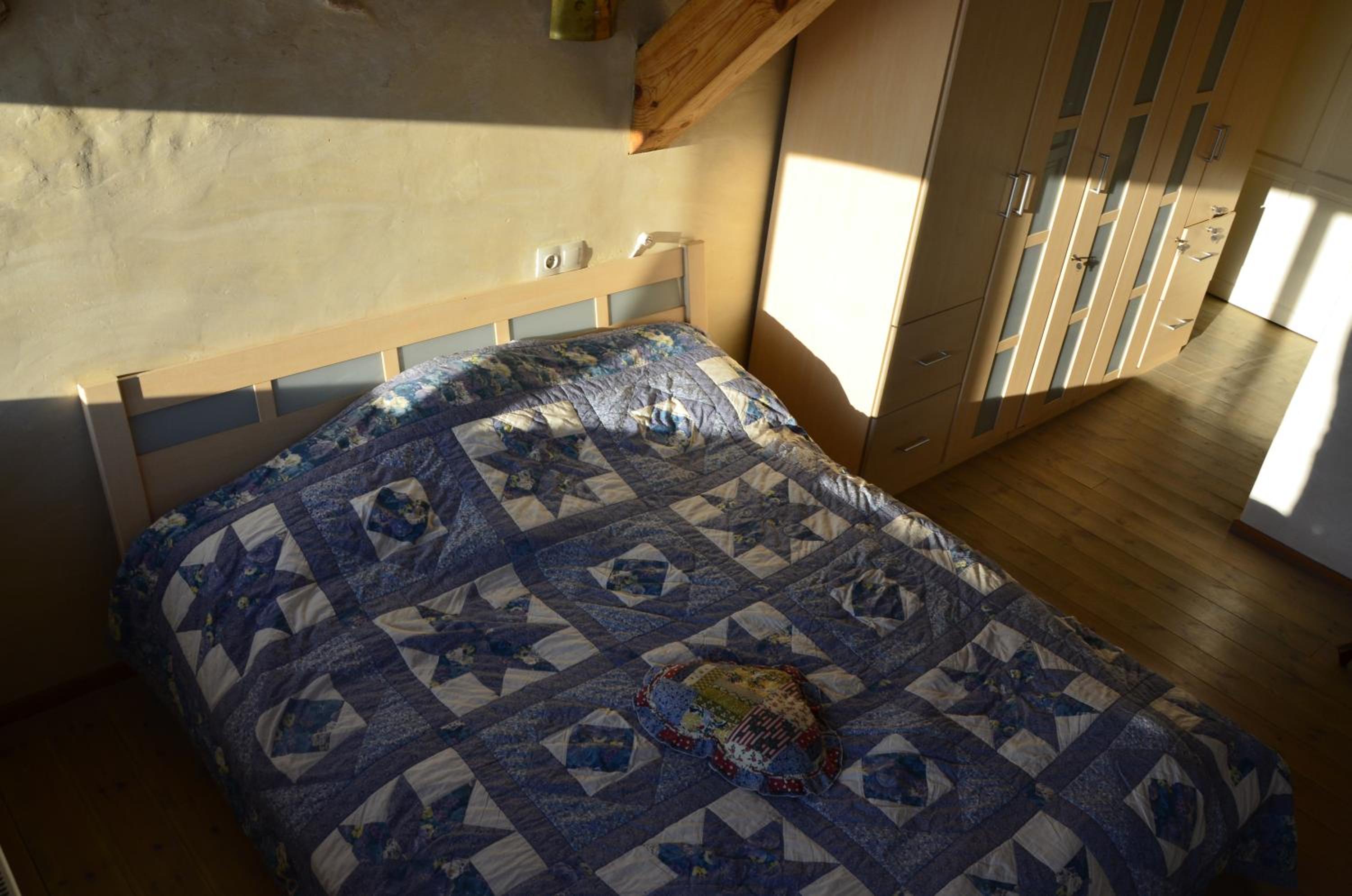 Double Room with Water Bed - Photo 6