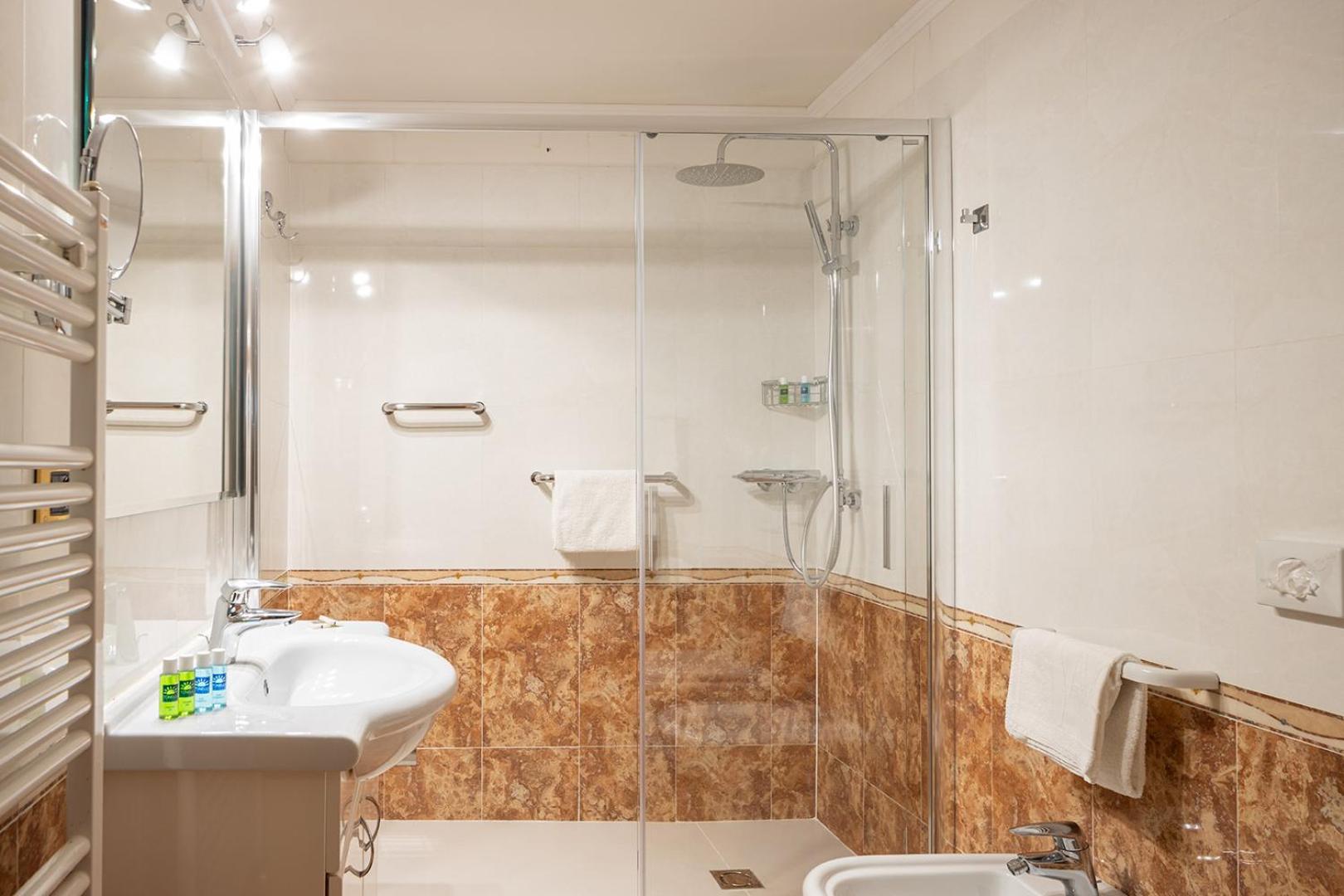 Classic Triple Room - Photo 9