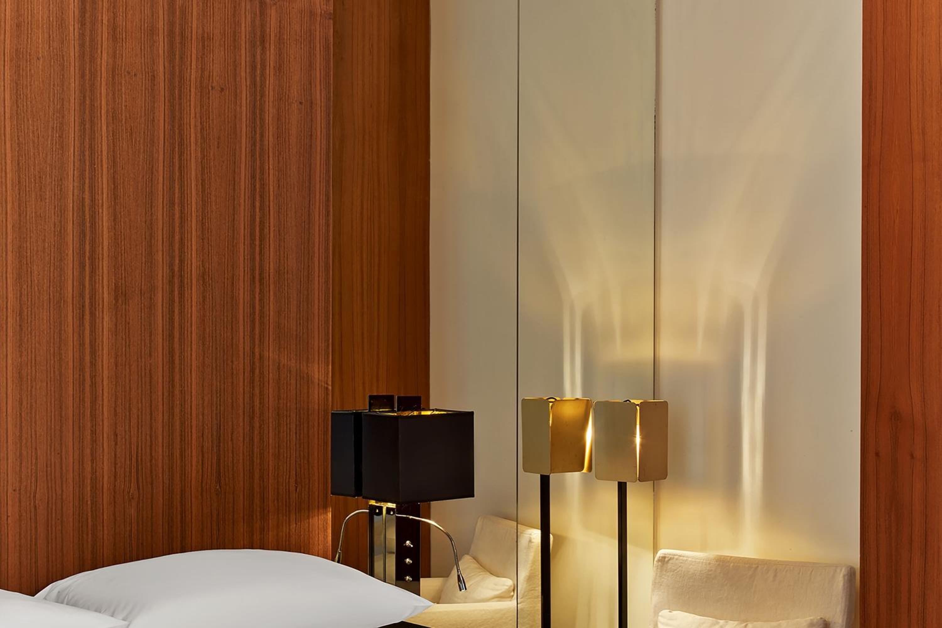 Prestige Queen Room with Partial Eiffel View