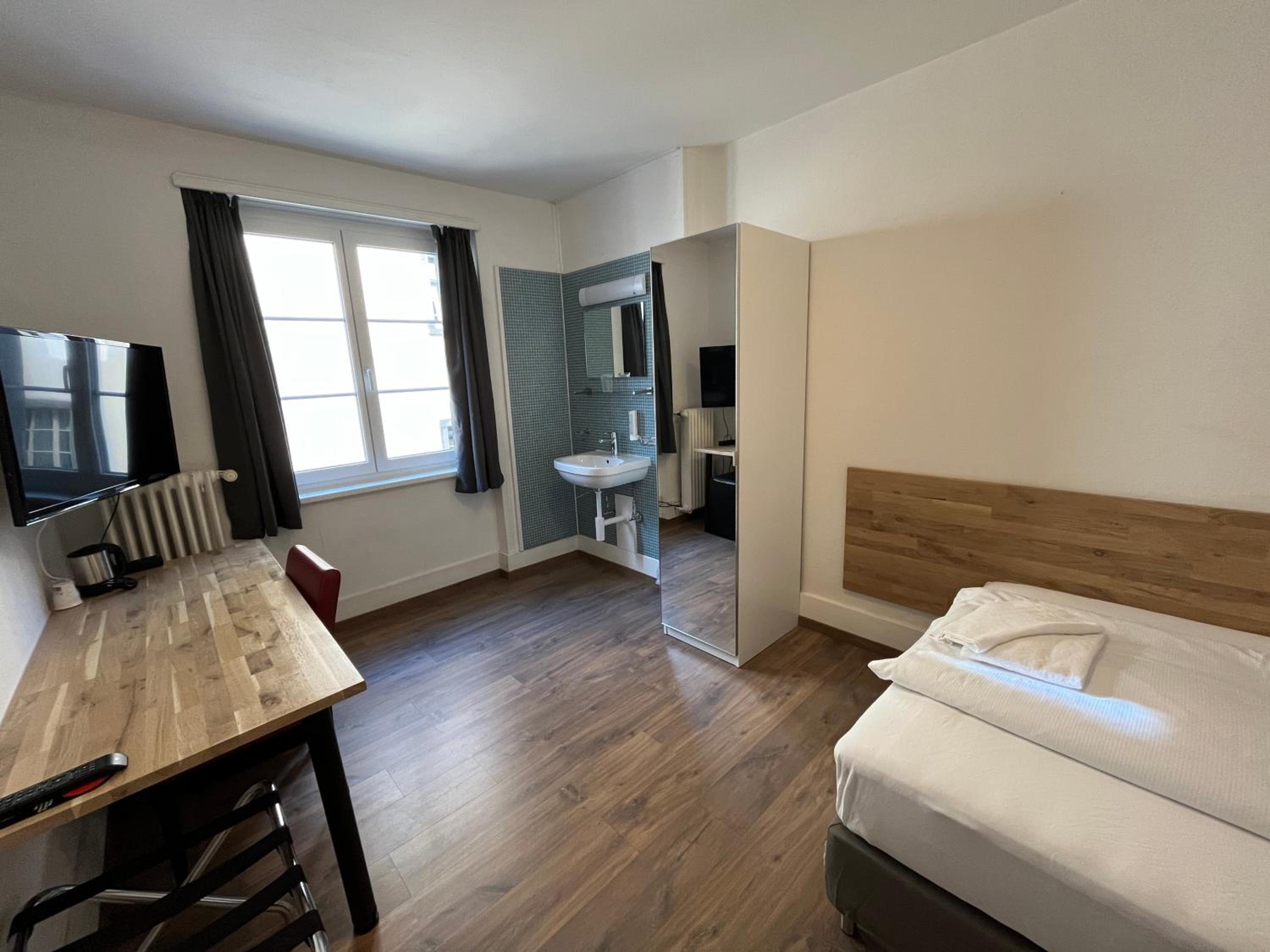 Budget Single Room with Shared Bathroom