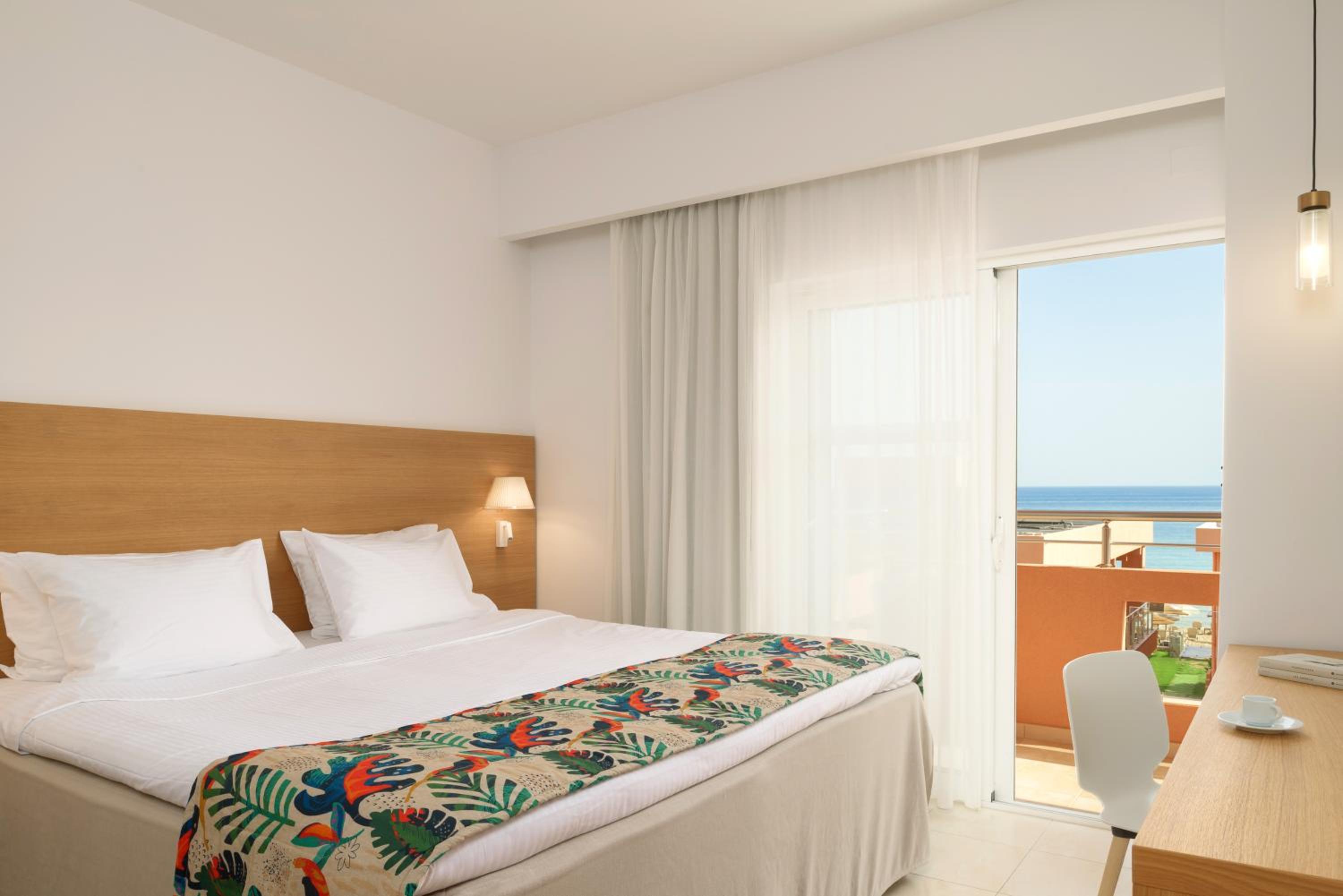Deluxe Double Room with Side Sea View - Photo 1