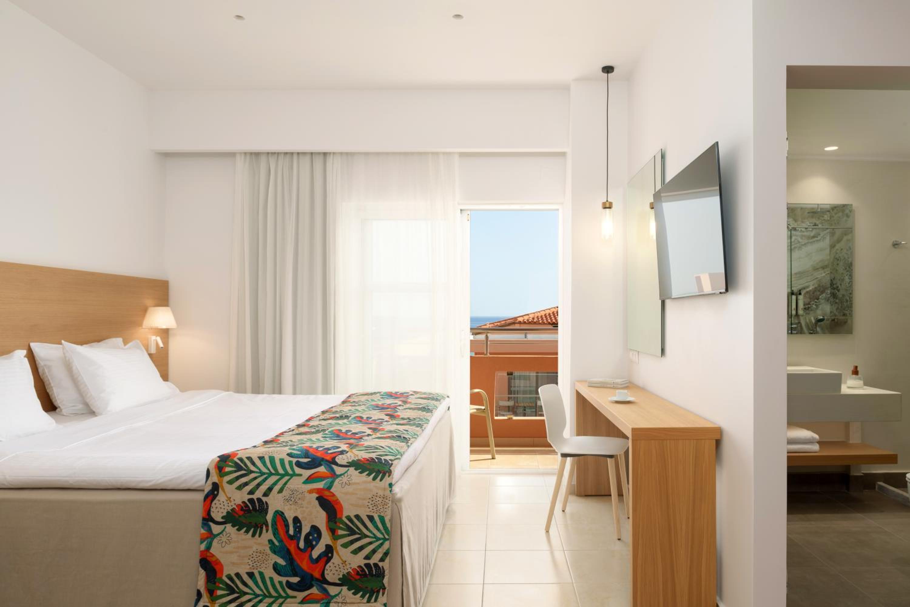 Deluxe Double Room with Side Sea View - Photo 4