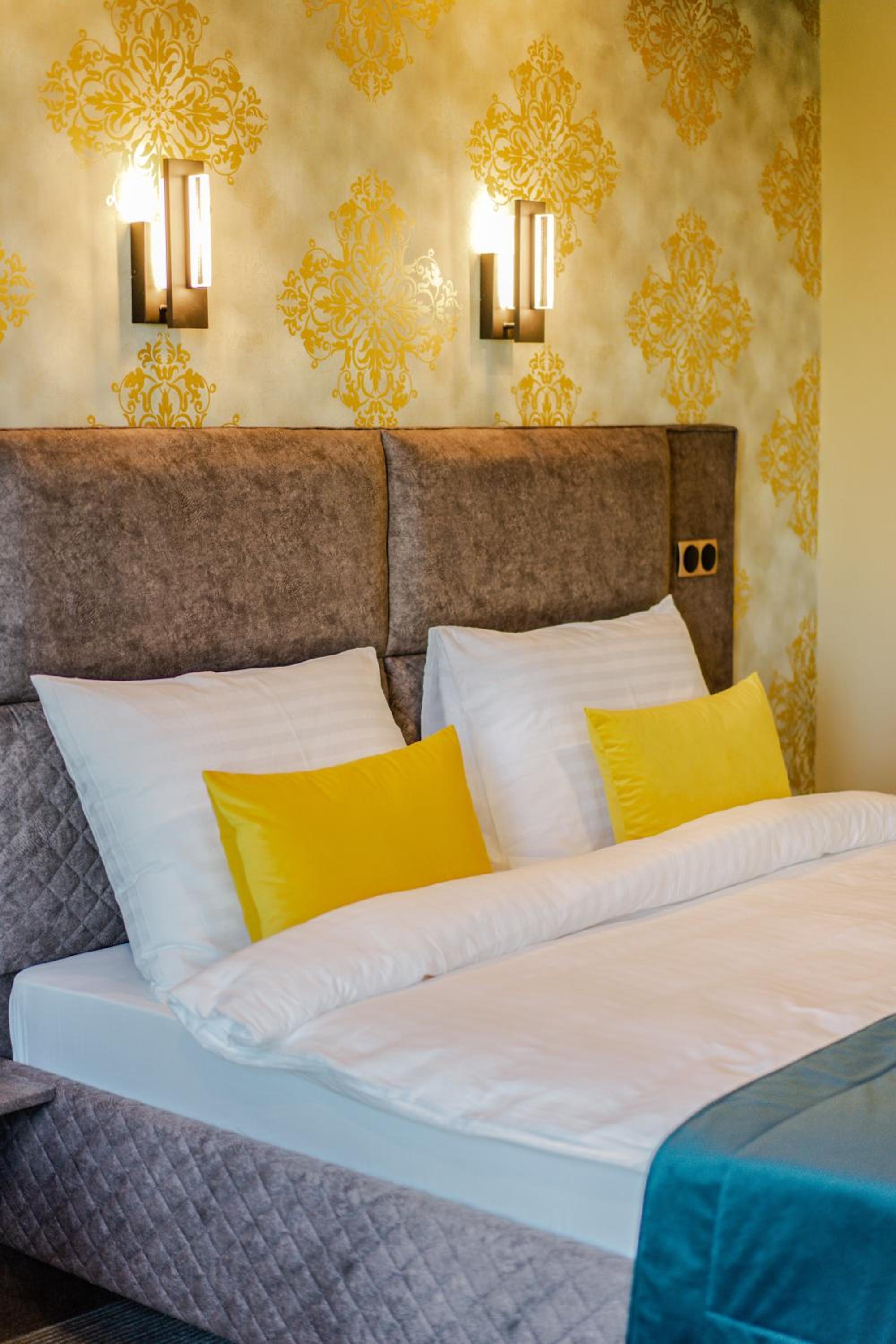 Double Room with Balcony (2 Adults + 1 Child) - Photo 1