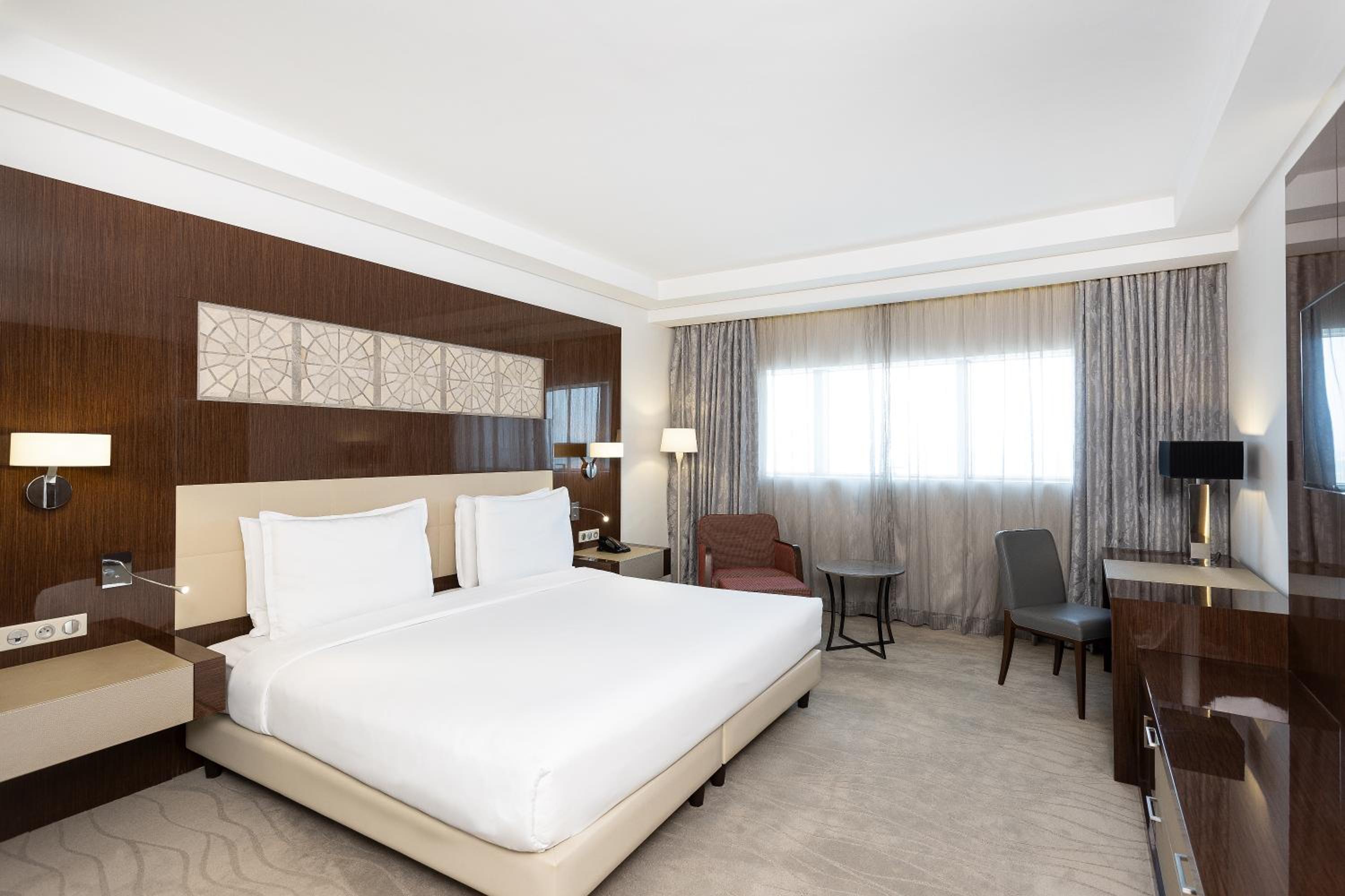 Two-Bedroom Suite with Lake View - Lounge Access - Photo 10