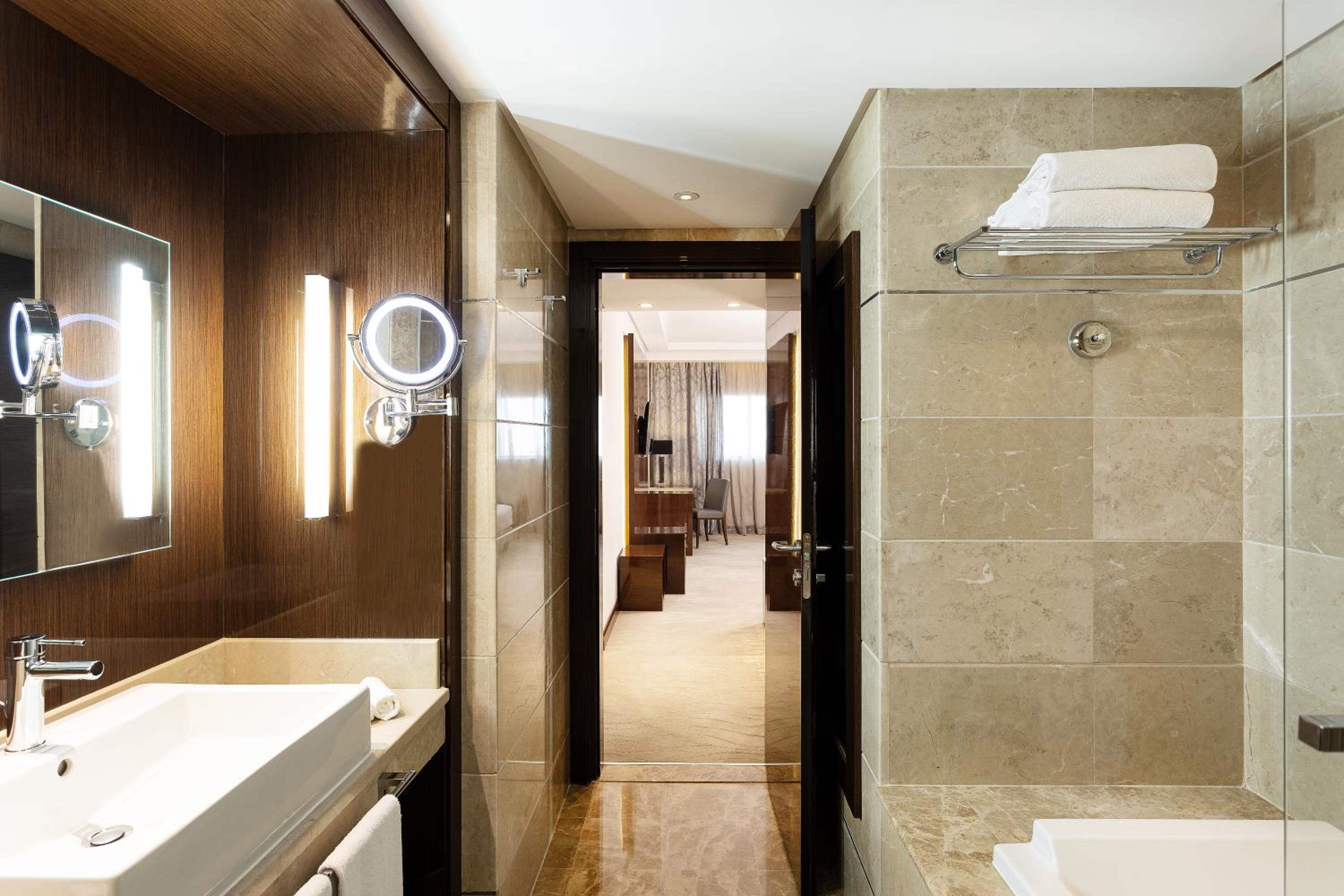 Two-Bedroom Suite with Lake View - Lounge Access - Photo 8